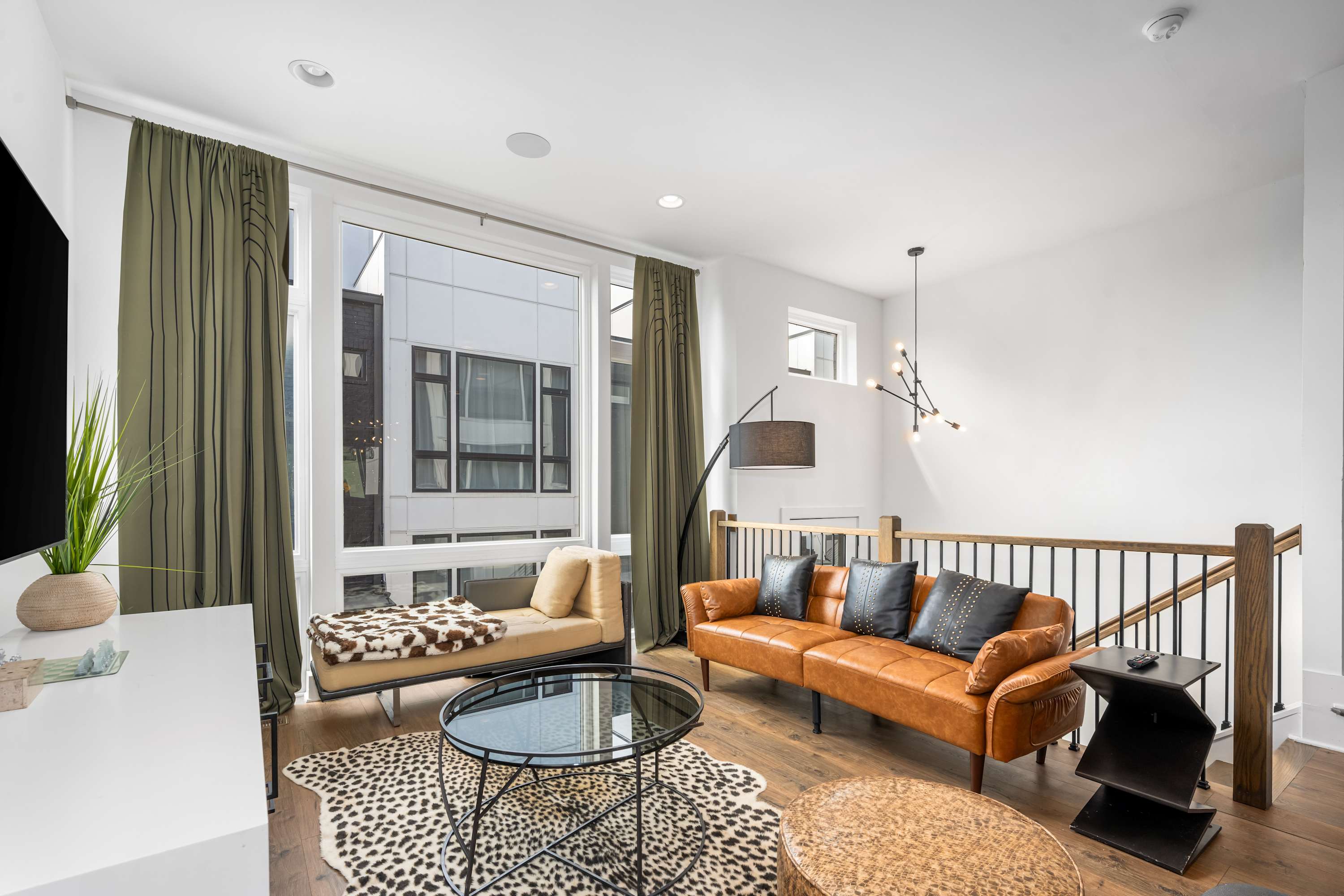 Emerald Overlook - Skyline Views & Rooftop Patio!