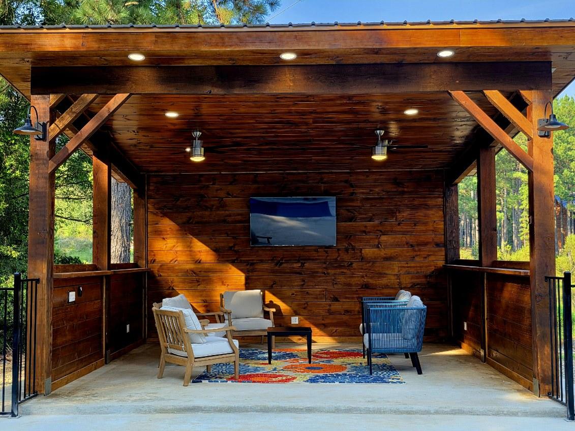 NEW! POOL! 5BR Pond-Hot Tub-Games - Sleeps 19