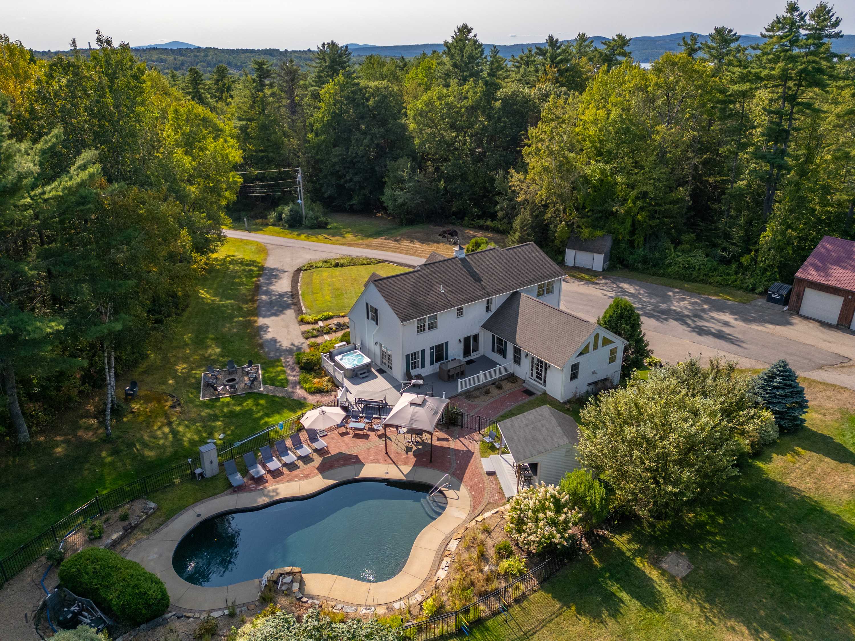Stunning Oasis With Pool And Hot Tub - Exquisite Family Retreat - Laconia, NH