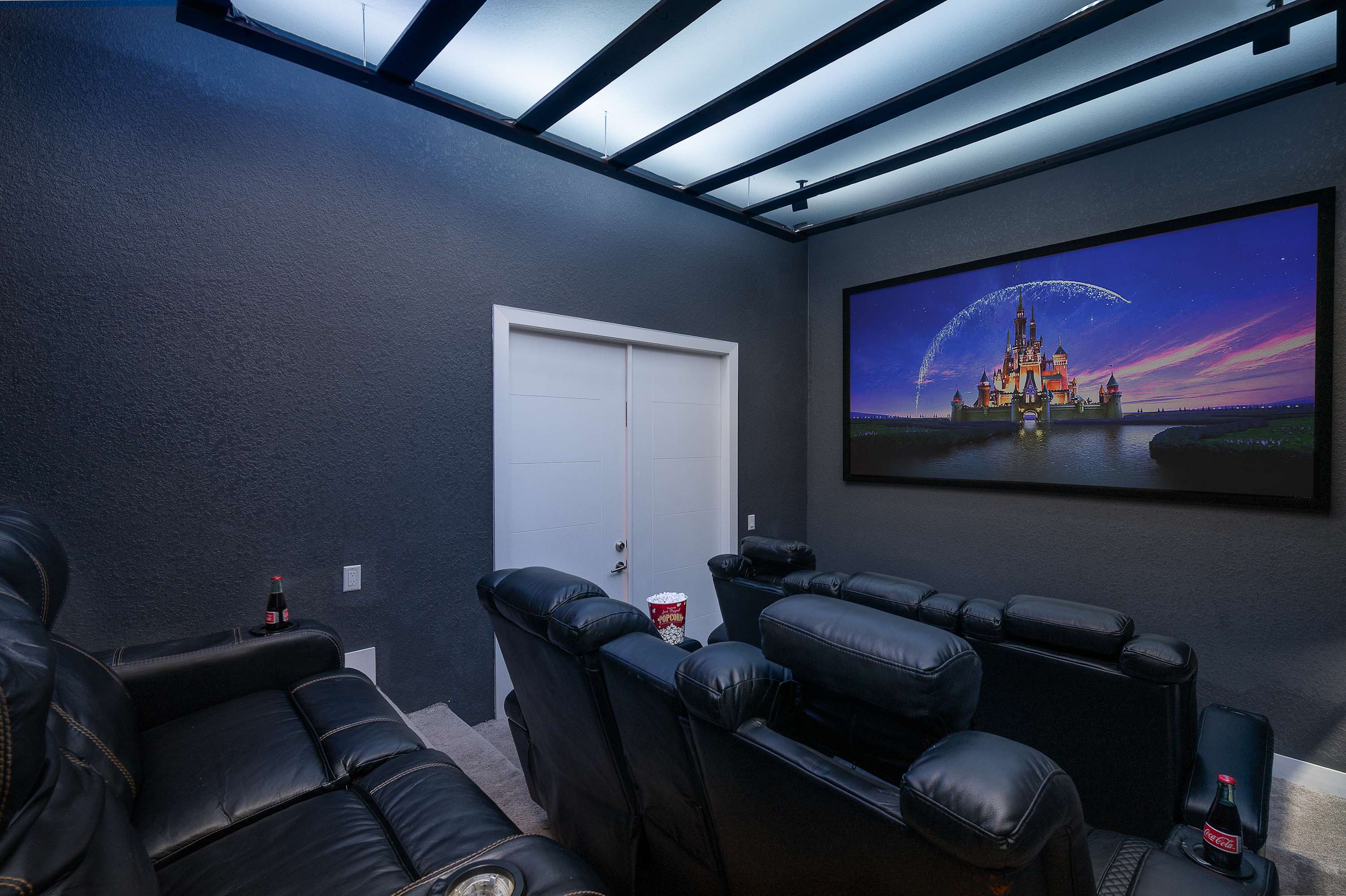 Luxury 6BR Villa w Pool & Cinema, 4mi to Disney