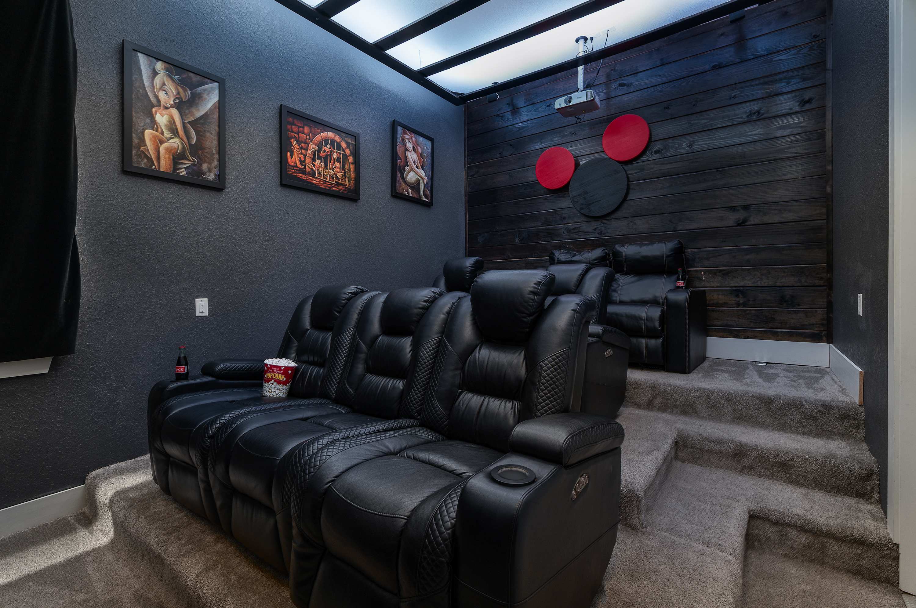 Luxury 6BR Villa w Pool & Cinema, 4mi to Disney