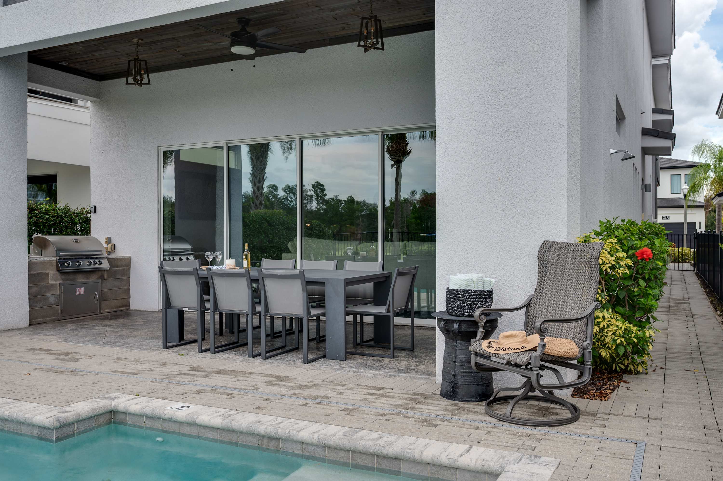 Luxury 6BR Villa w Pool & Cinema, 4mi to Disney