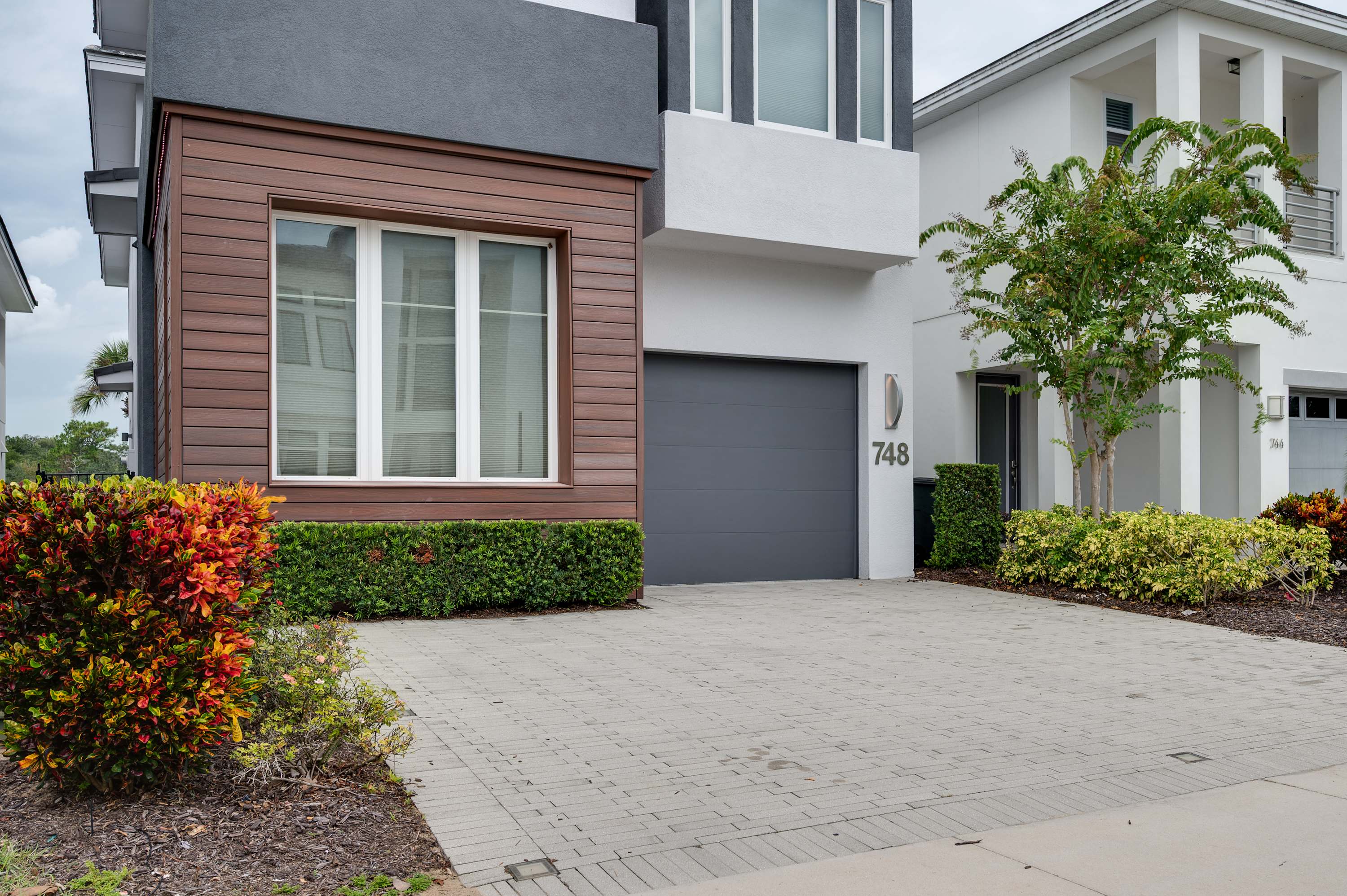 Luxury 6BR Villa w Pool & Cinema, 4mi to Disney