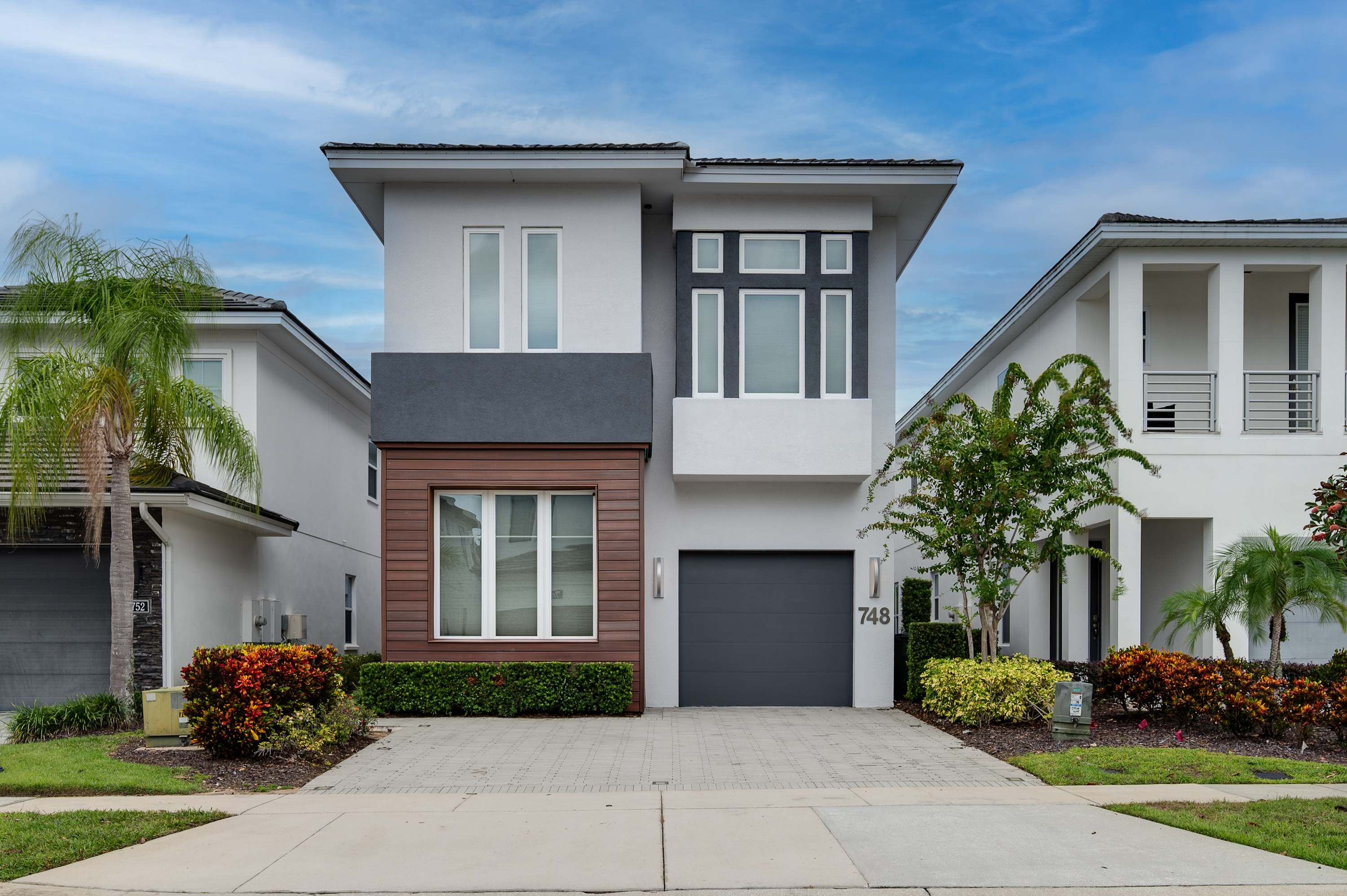 Luxury 6BR Villa w Pool & Cinema, 4mi to Disney