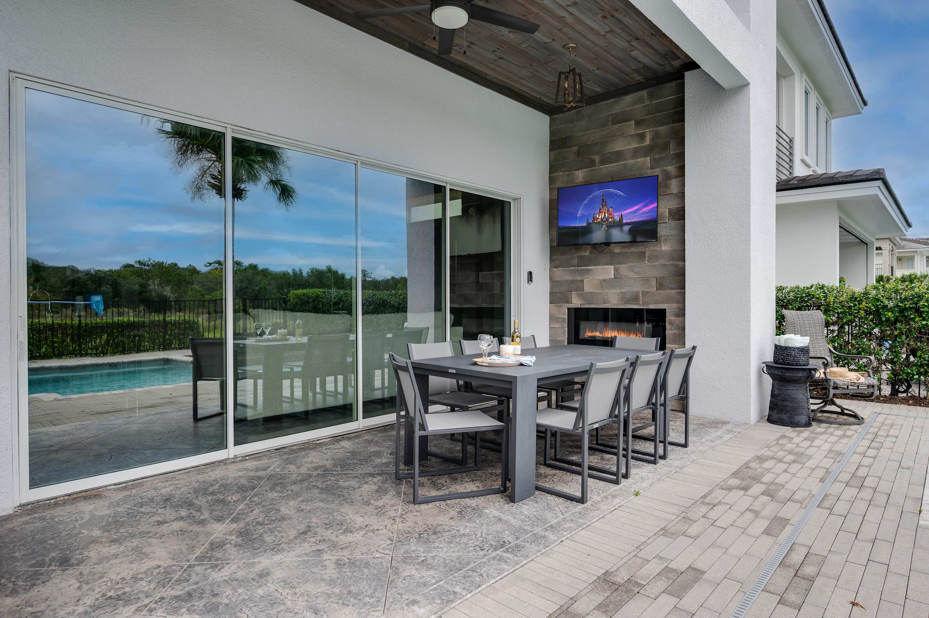 Luxury 6BR Villa w Pool & Cinema, 4mi to Disney