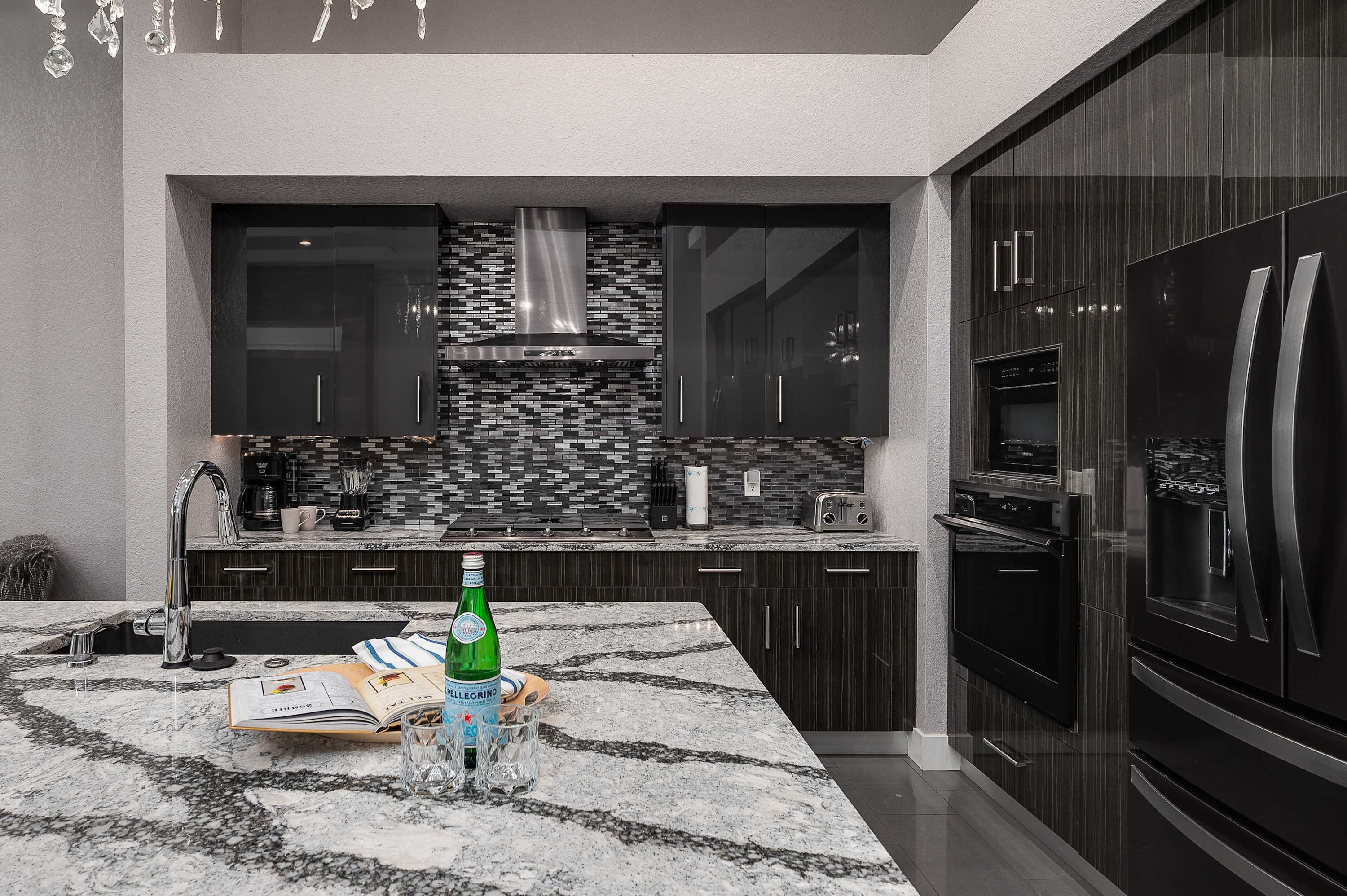 Luxury 6BR Villa w Pool & Cinema, 4mi to Disney