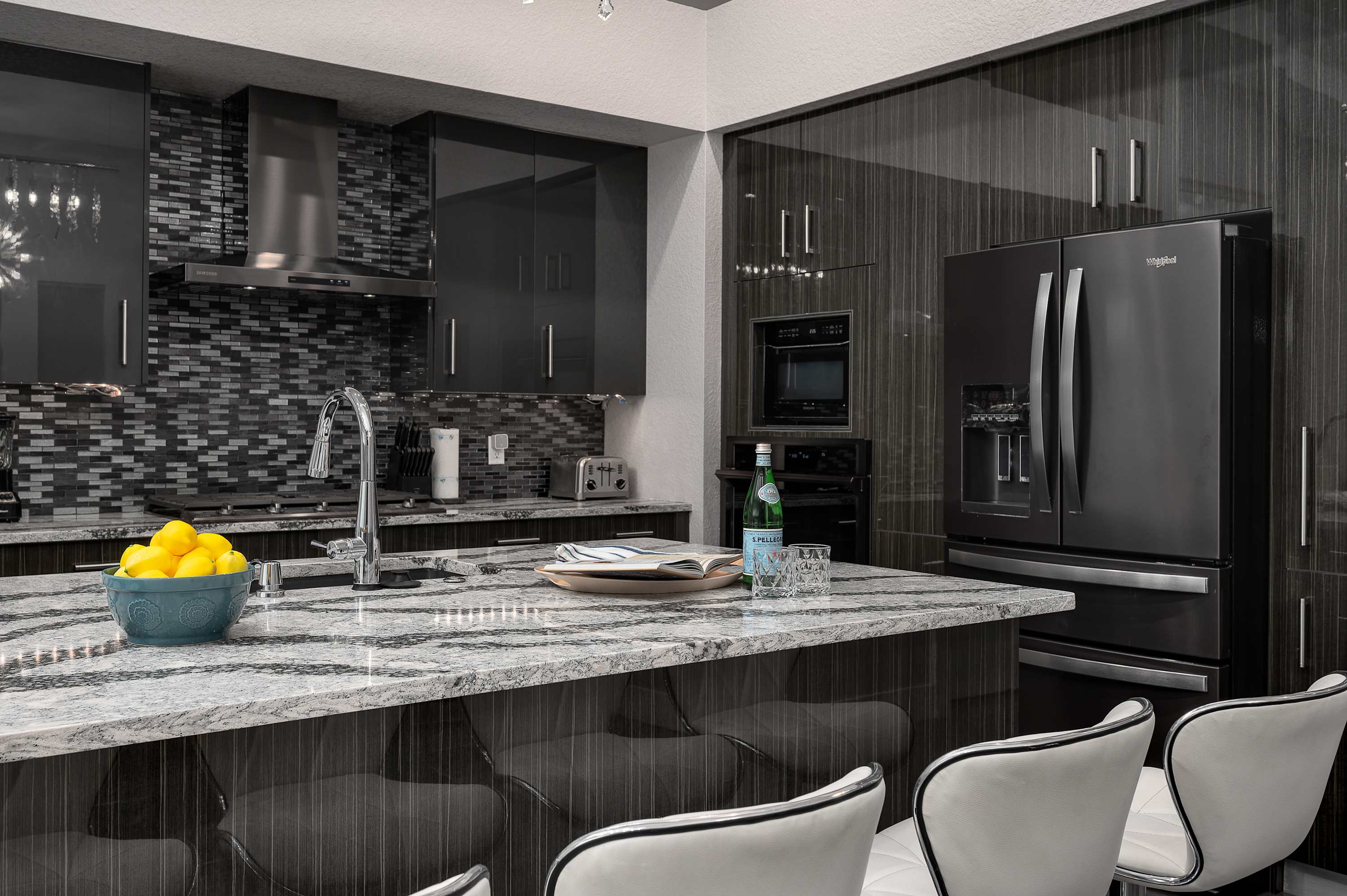 Luxury 6BR Villa w Pool & Cinema, 4mi to Disney