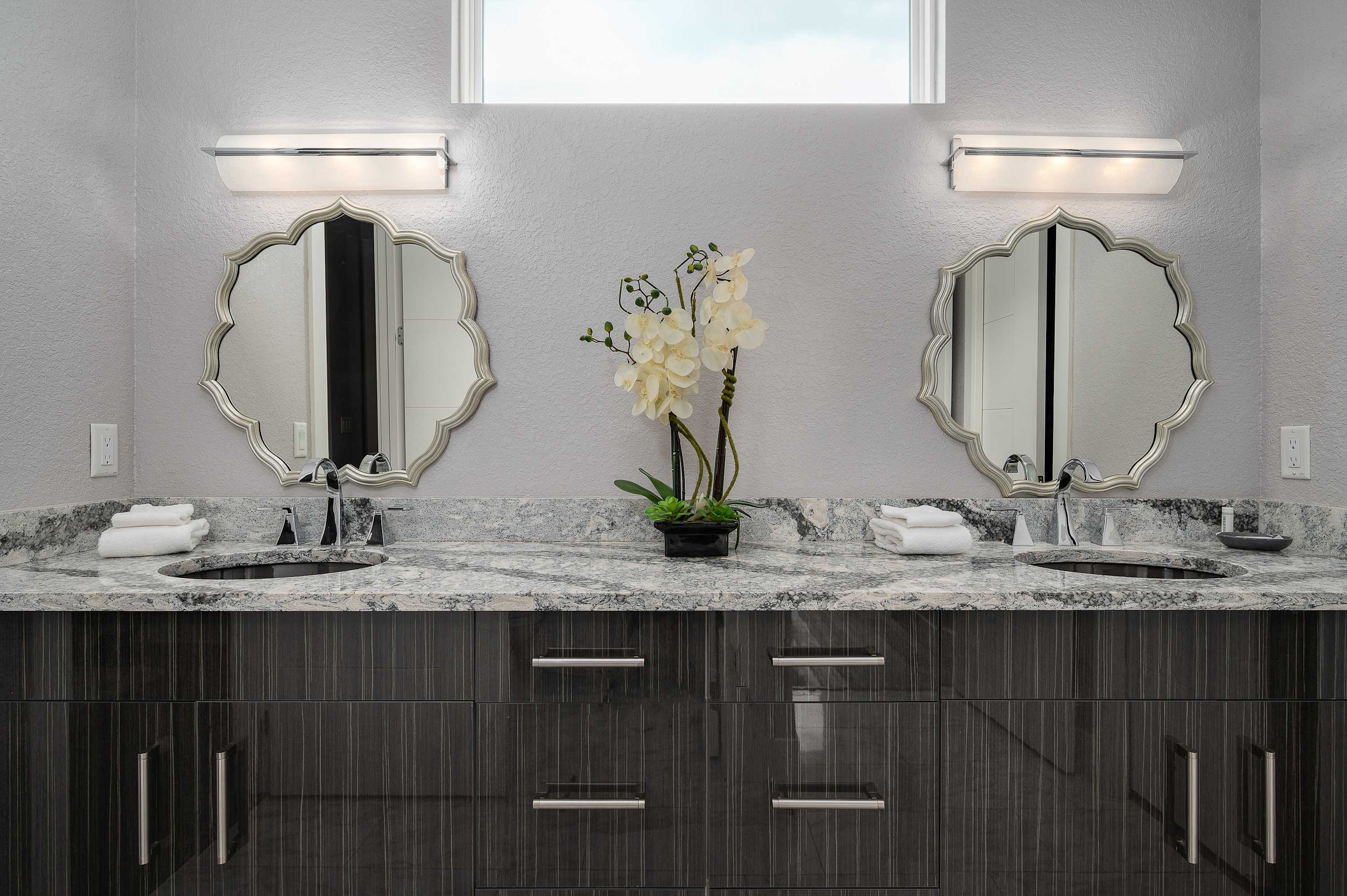 Luxury 6BR Villa w Pool & Cinema, 4mi to Disney