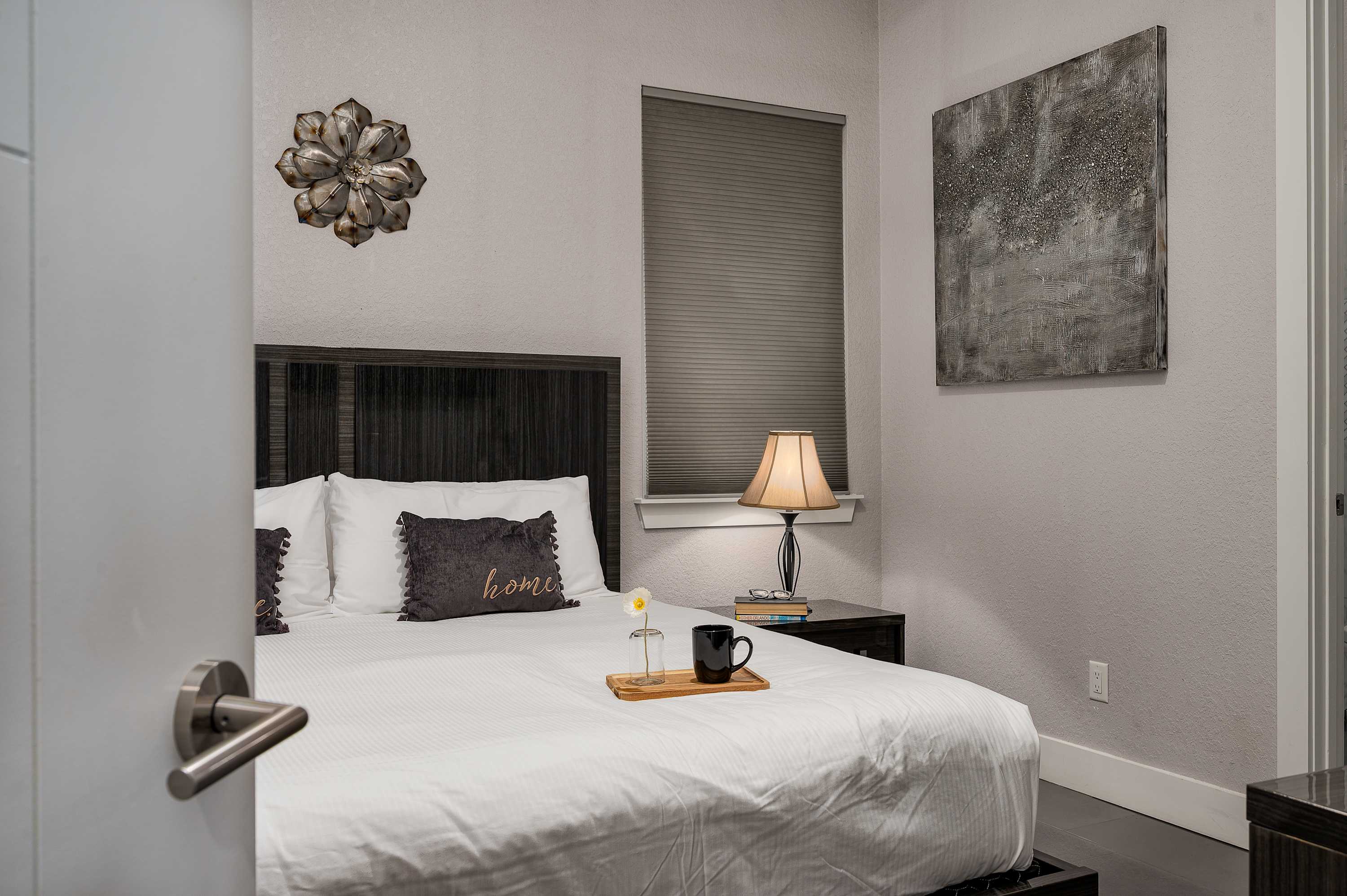 Luxury 6BR Villa w Pool & Cinema, 4mi to Disney