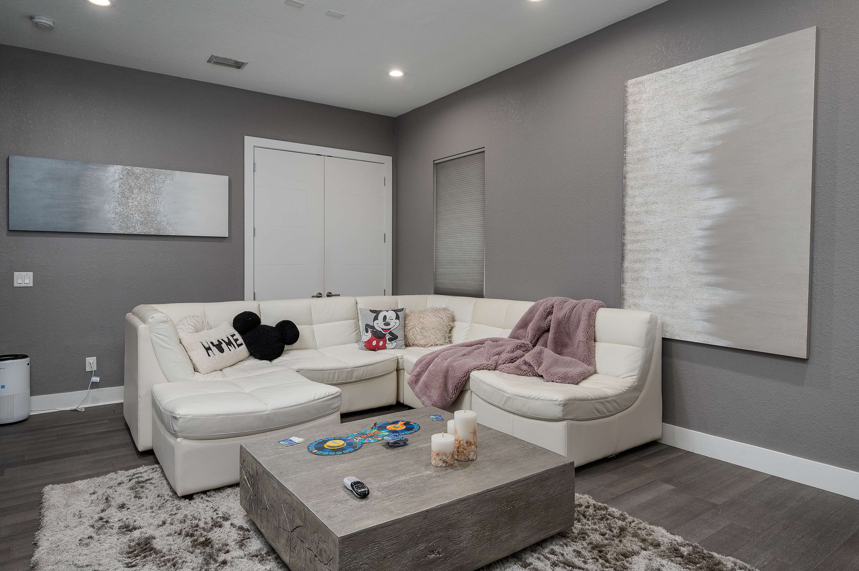 Luxury 6BR Villa w Pool & Cinema, 4mi to Disney