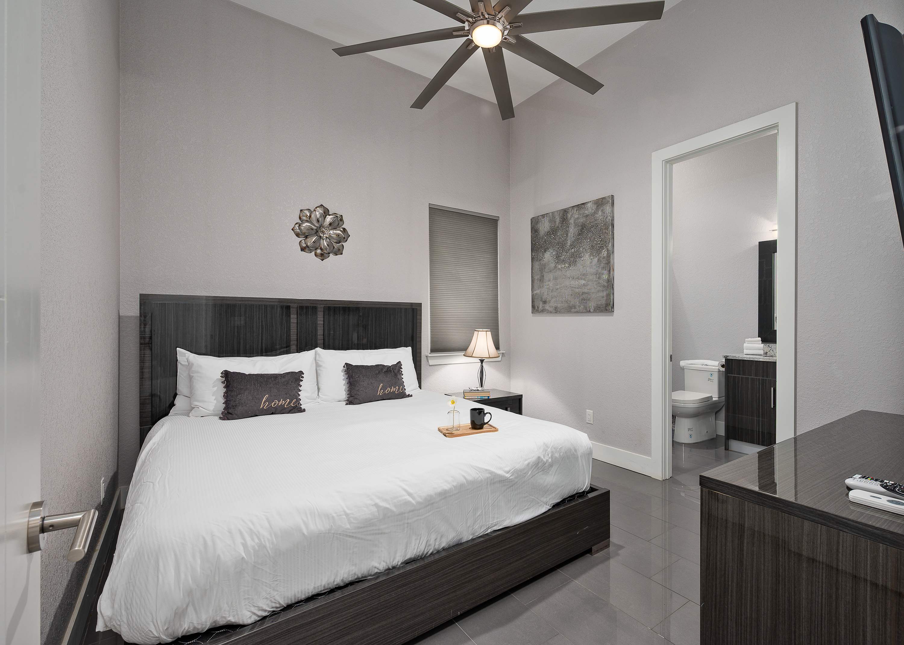 Luxury 6BR Villa w Pool & Cinema, 4mi to Disney