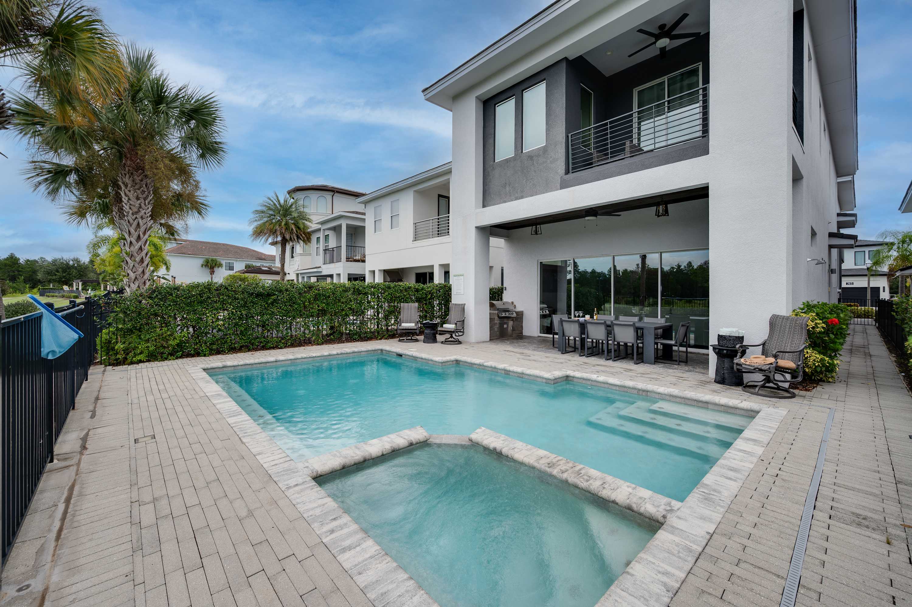 Luxury 6BR Villa w Pool & Cinema, 4mi to Disney