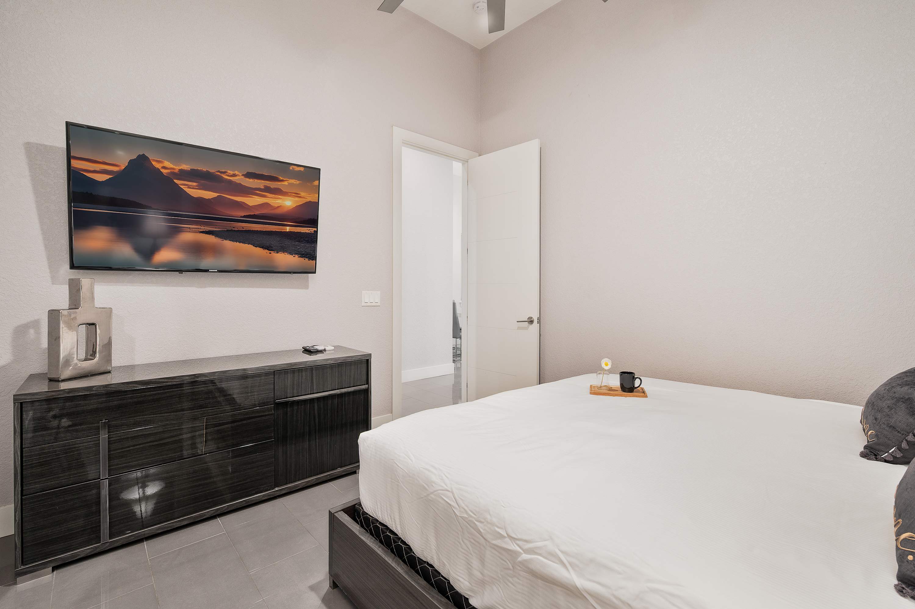 Luxury 6BR Villa w Pool & Cinema, 4mi to Disney