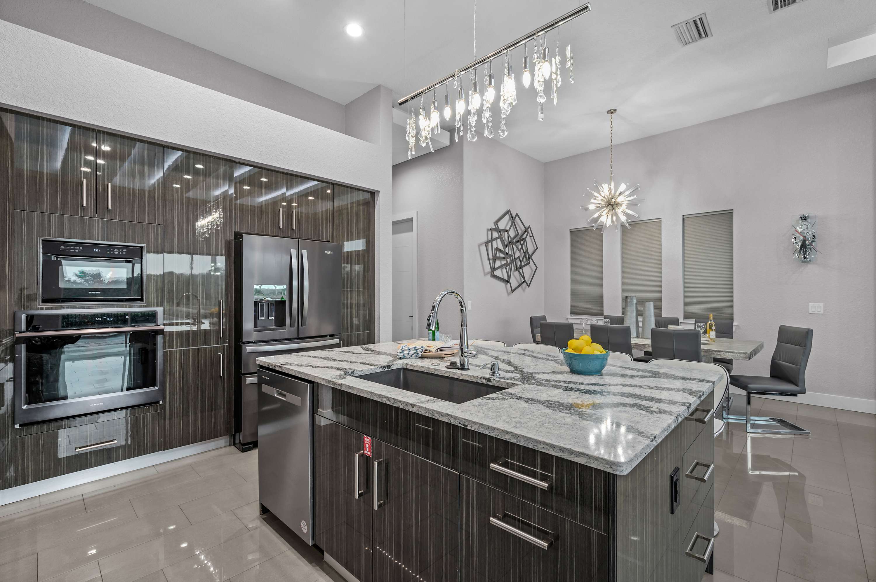 Luxury 6BR Villa w Pool & Cinema, 4mi to Disney