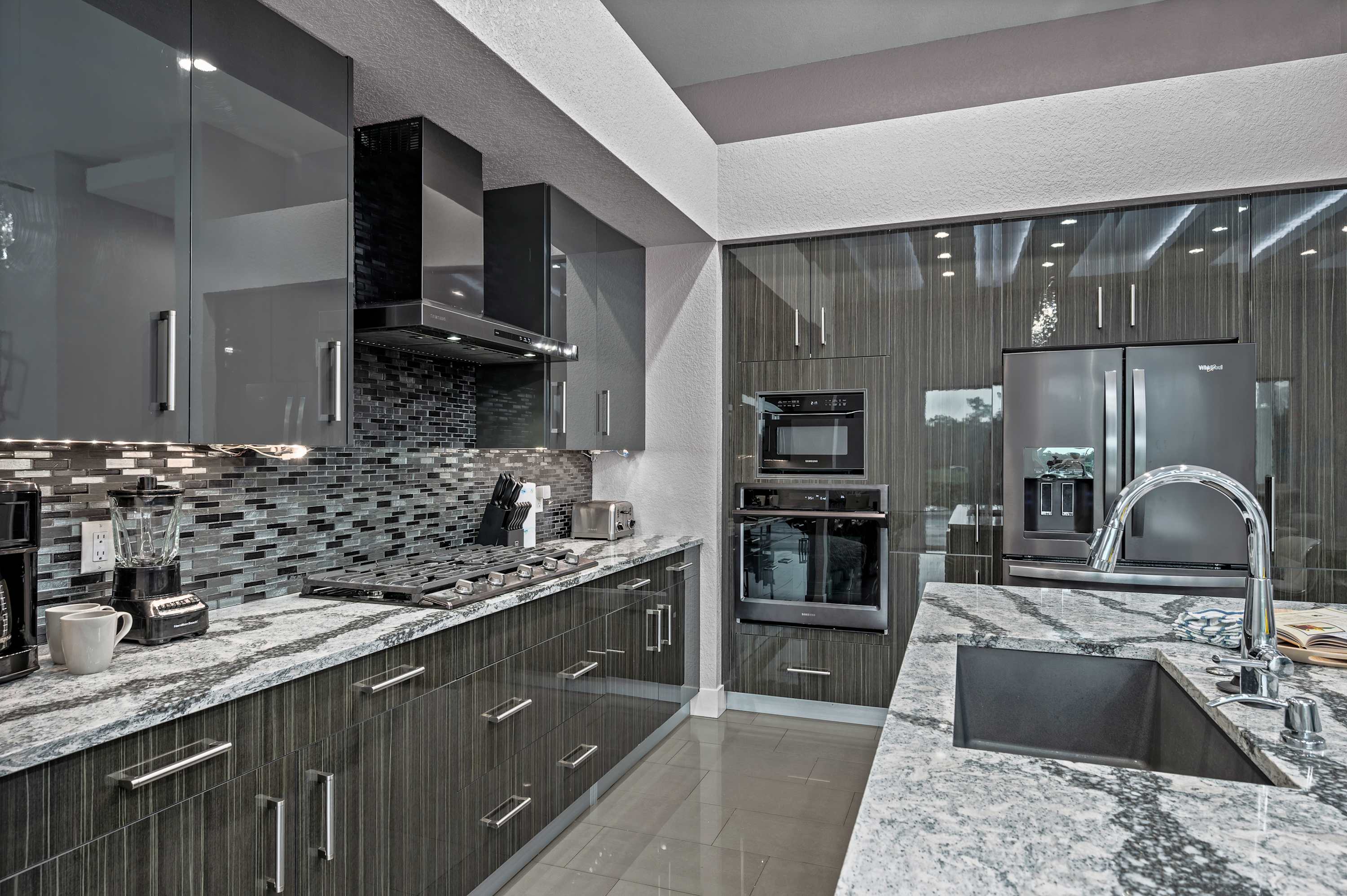 Luxury 6BR Villa w Pool & Cinema, 4mi to Disney