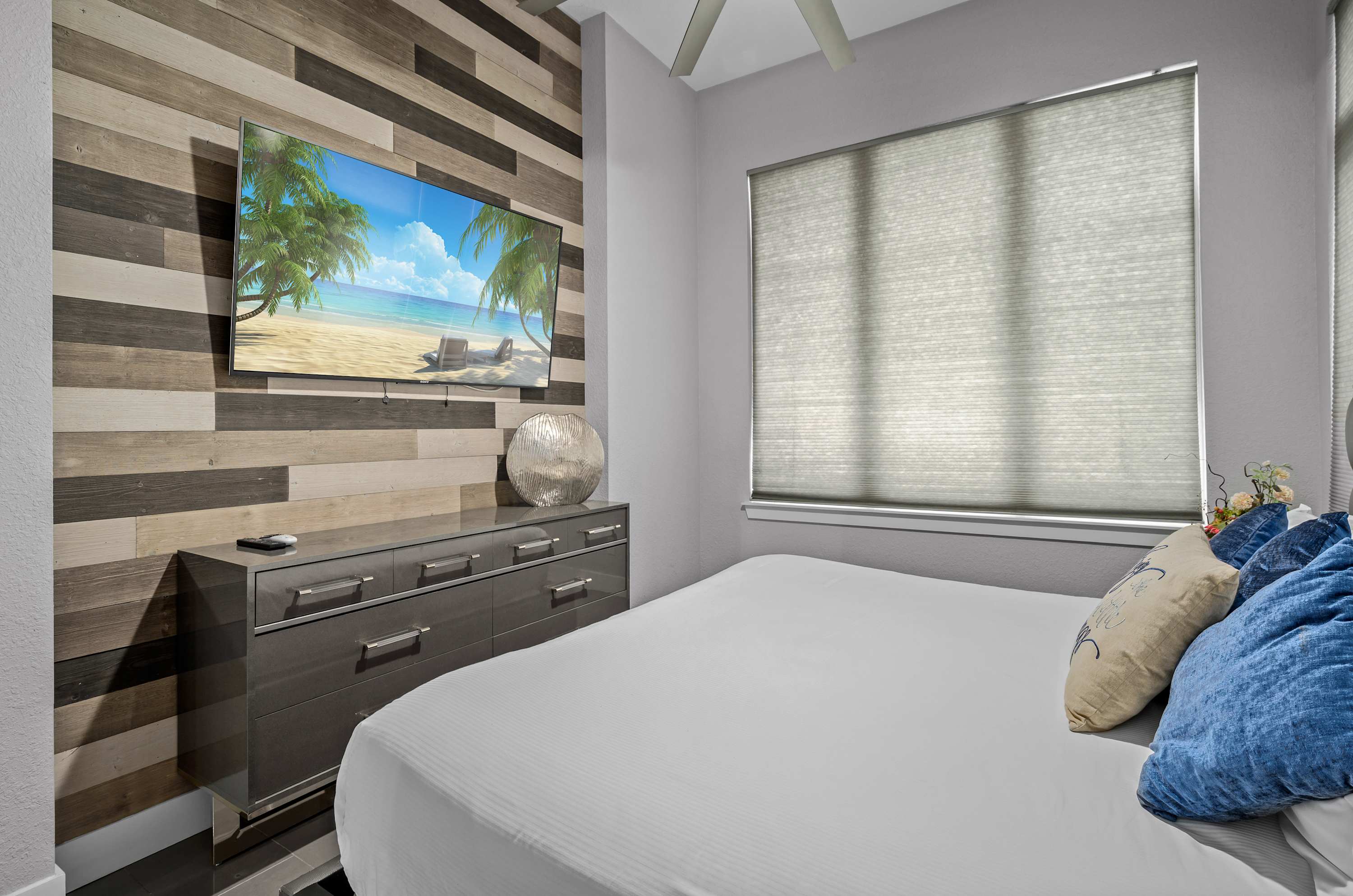 Luxury 6BR Villa w Pool & Cinema, 4mi to Disney