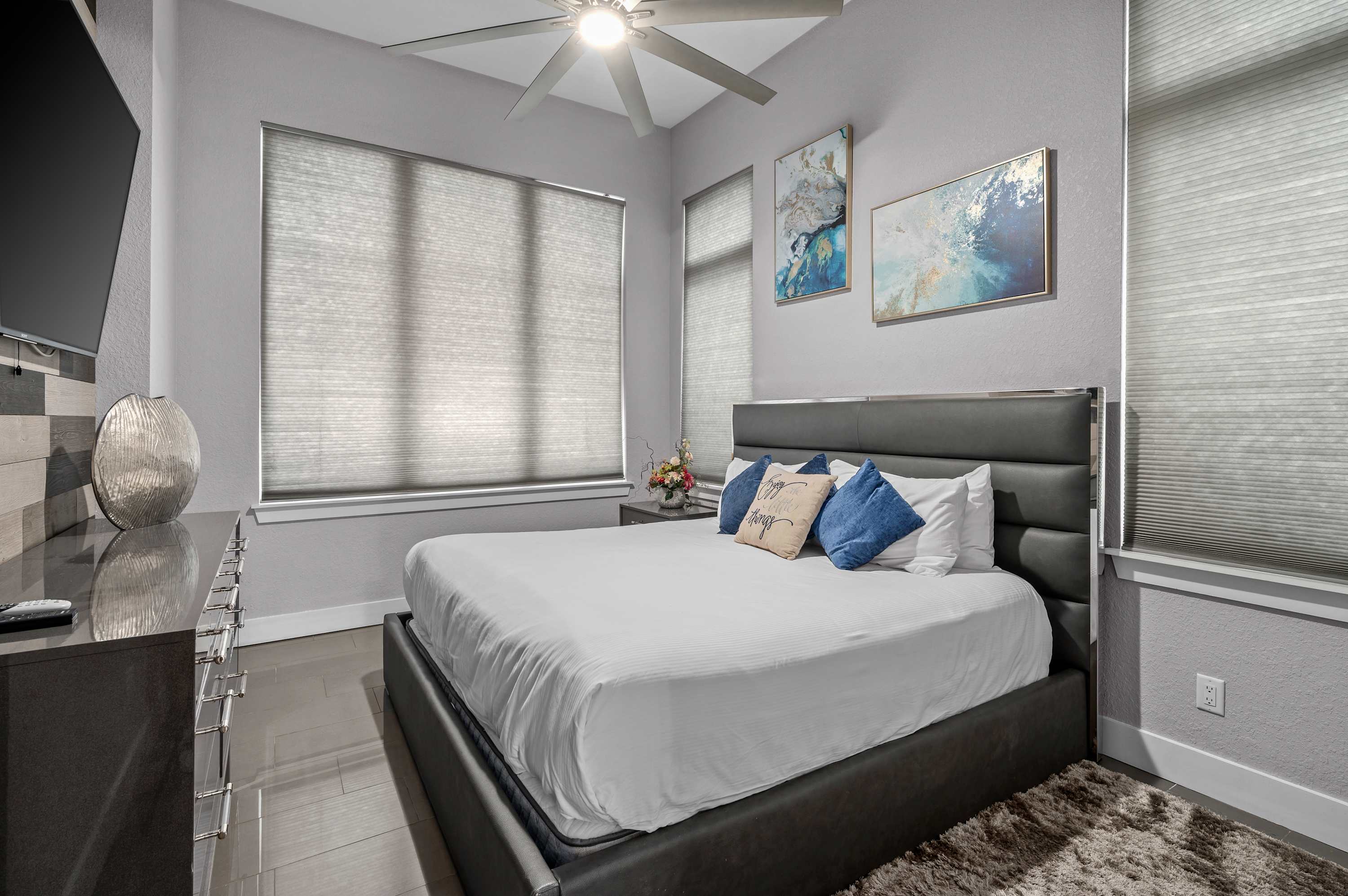 Luxury 6BR Villa w Pool & Cinema, 4mi to Disney