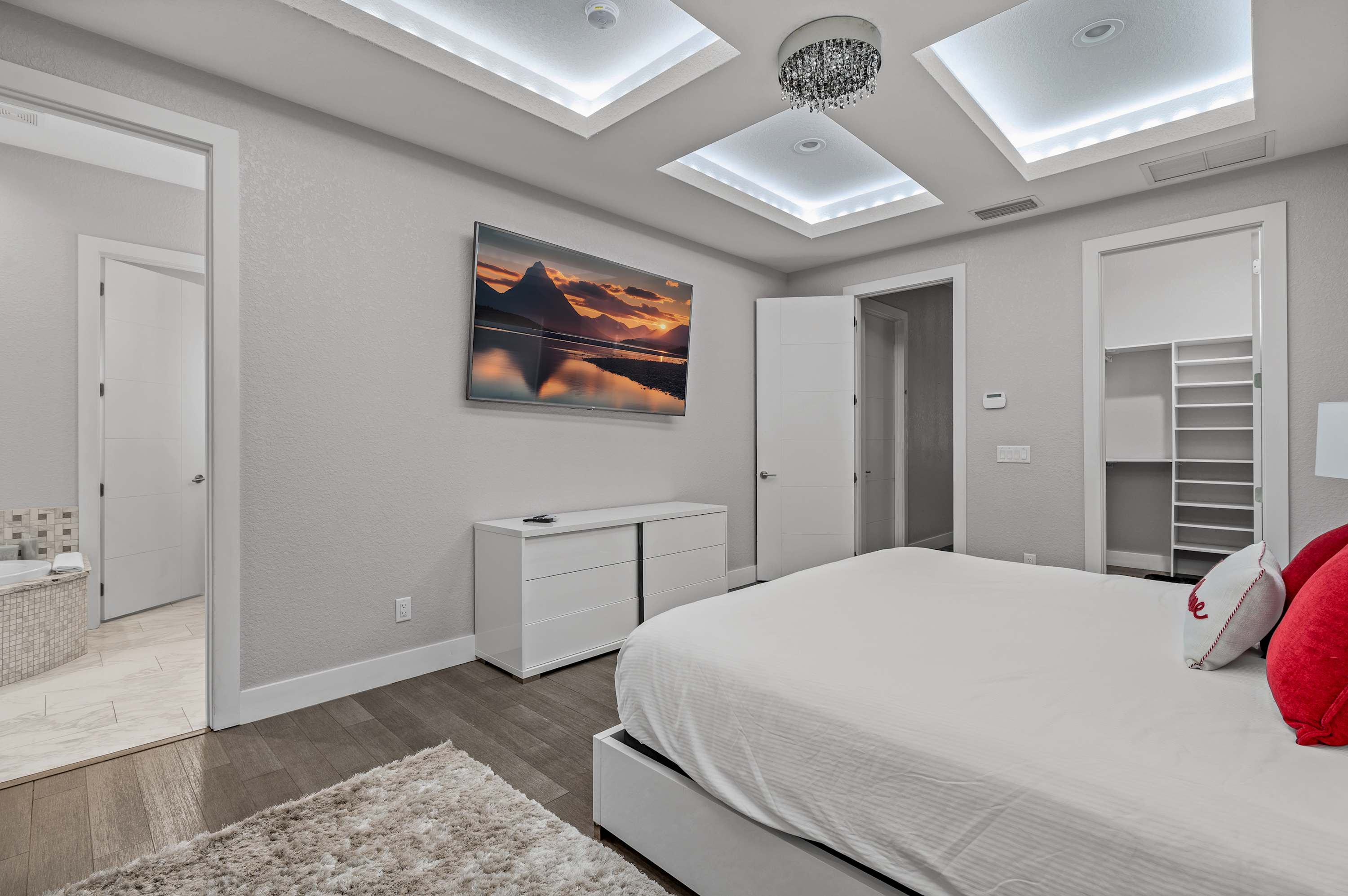 Luxury 6BR Villa w Pool & Cinema, 4mi to Disney