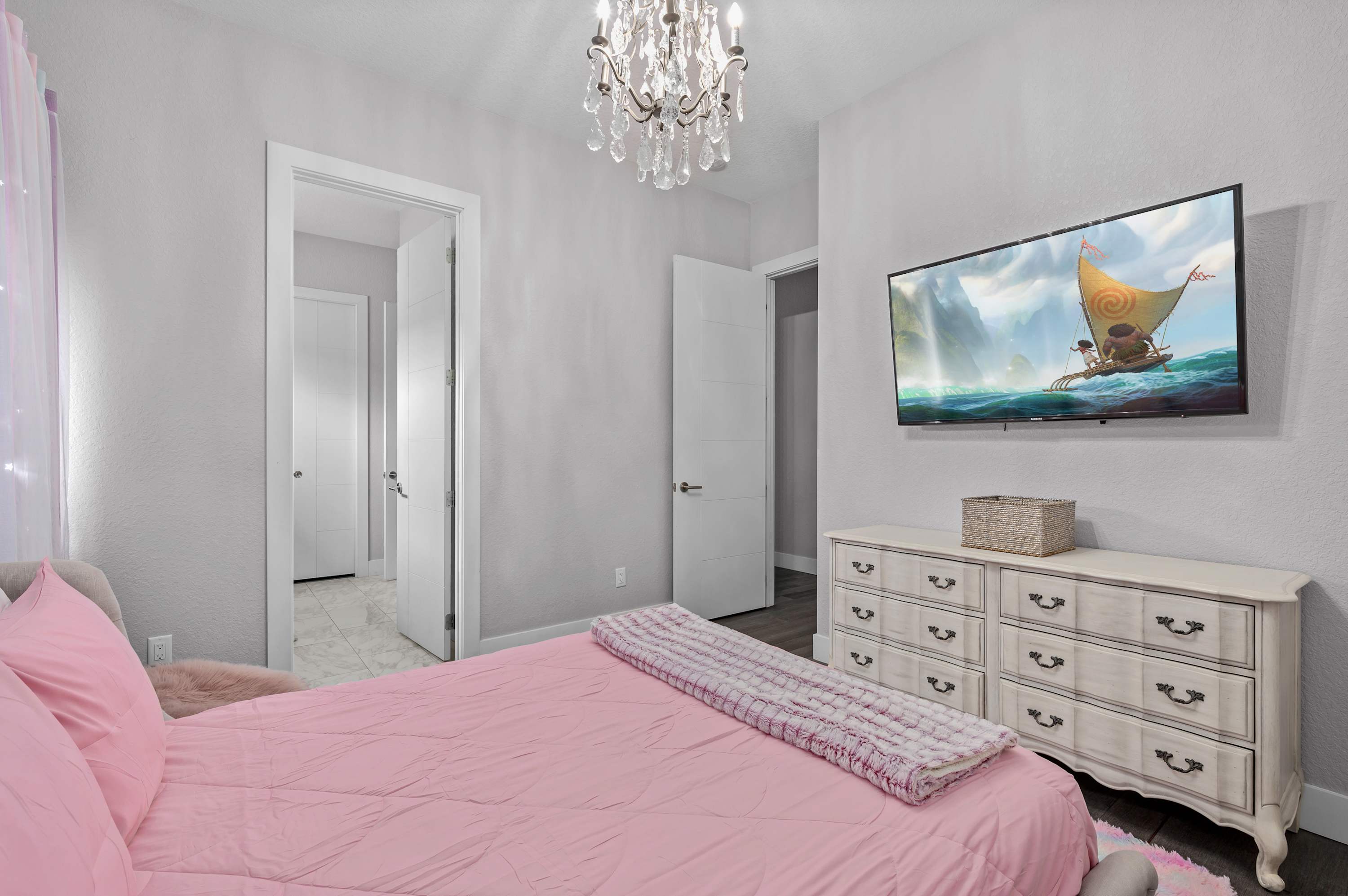 Luxury 6BR Villa w Pool & Cinema, 4mi to Disney