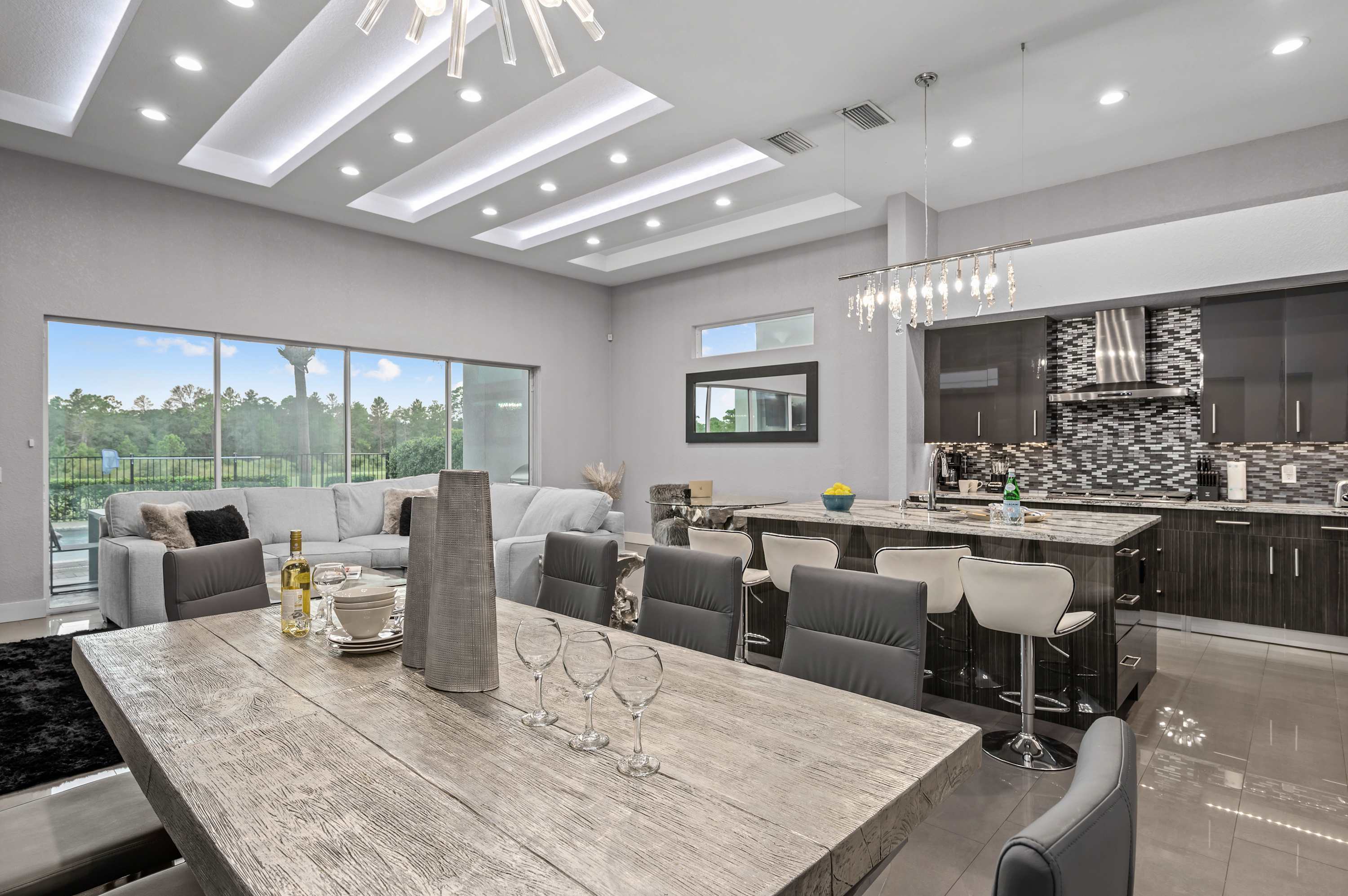 Luxury 6BR Villa w Pool & Cinema, 4mi to Disney