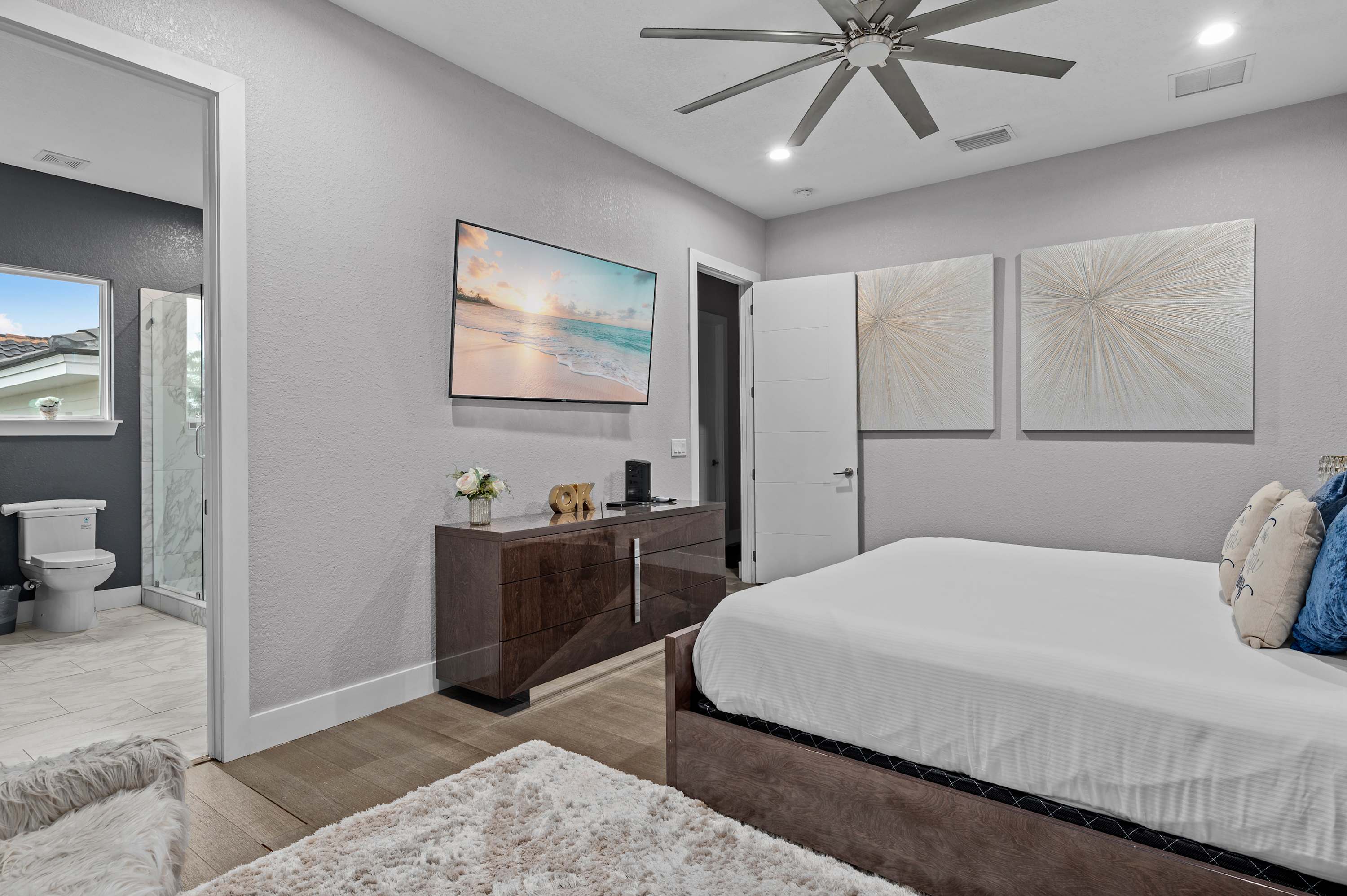 Luxury 6BR Villa w Pool & Cinema, 4mi to Disney