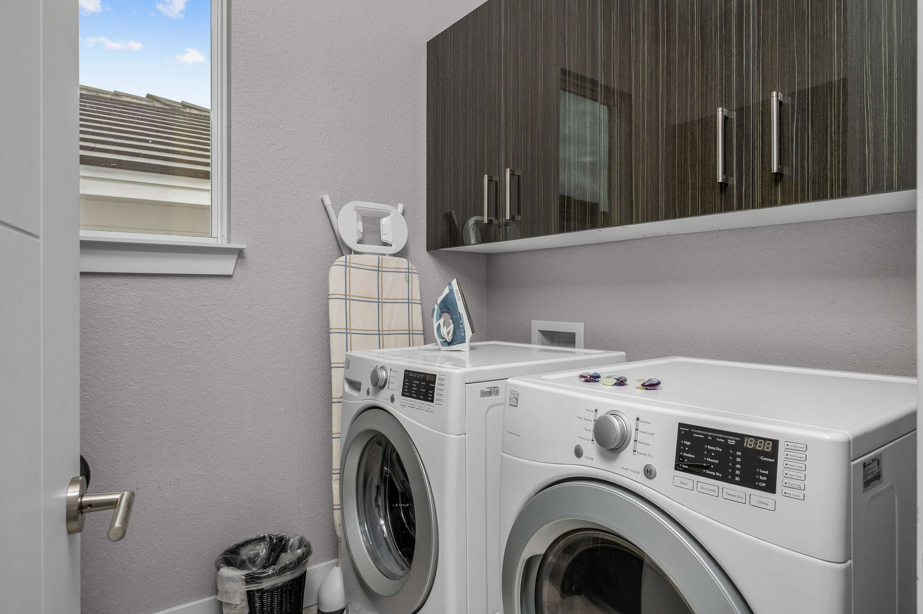 Luxury 6BR Villa w Pool & Cinema, 4mi to Disney