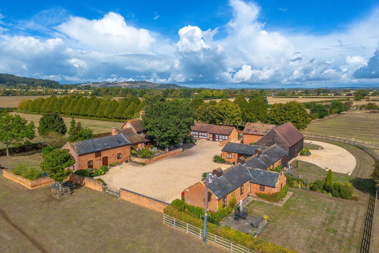 Cotton Farm Estate - 4 Cottages, Sleeps 16 — Dumbleton, England — vacation rental