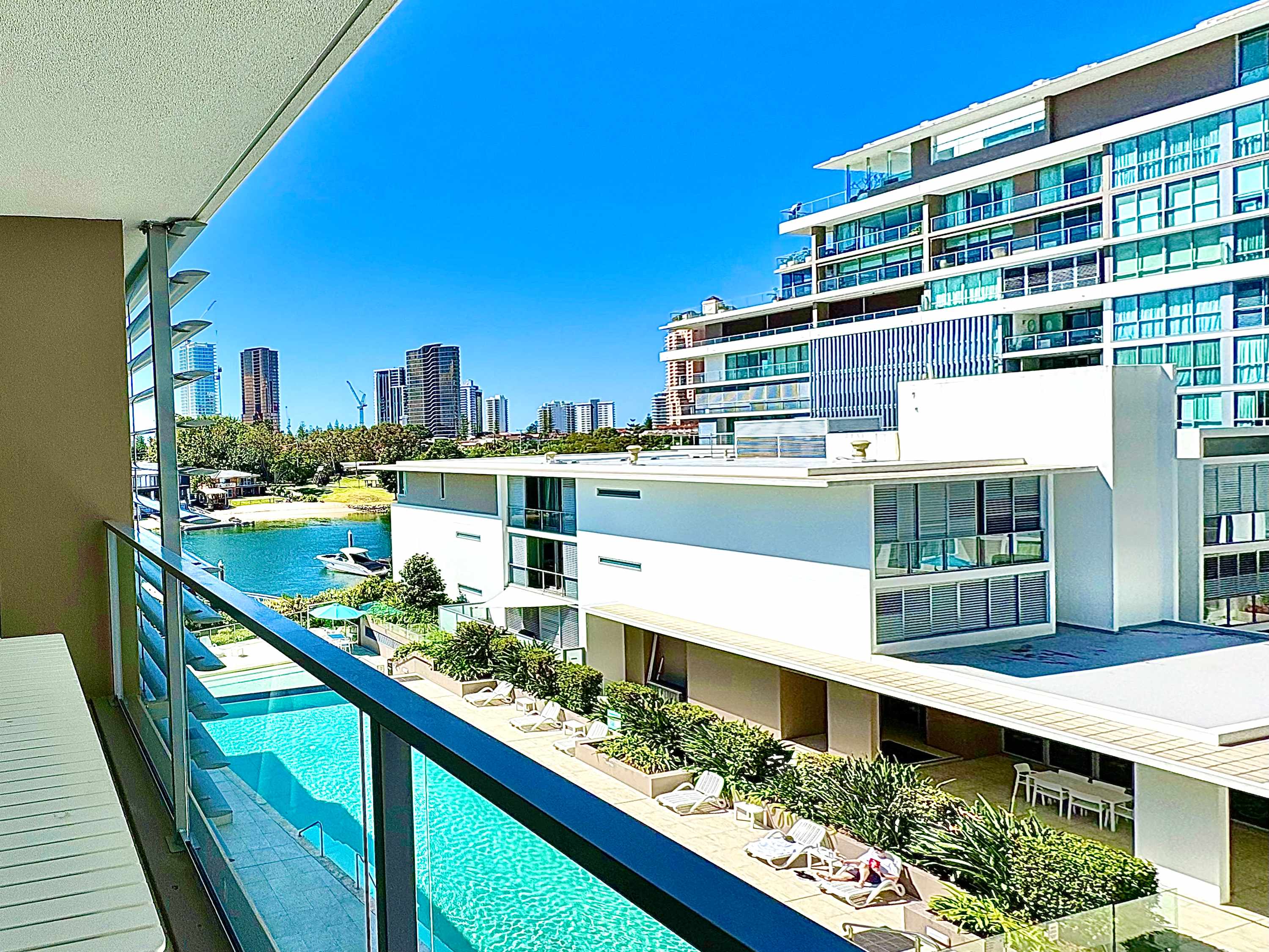 Riverfront 1BR with Heated Pool, Gym, Sauna — Broadbeach, Queensland — vacation rental