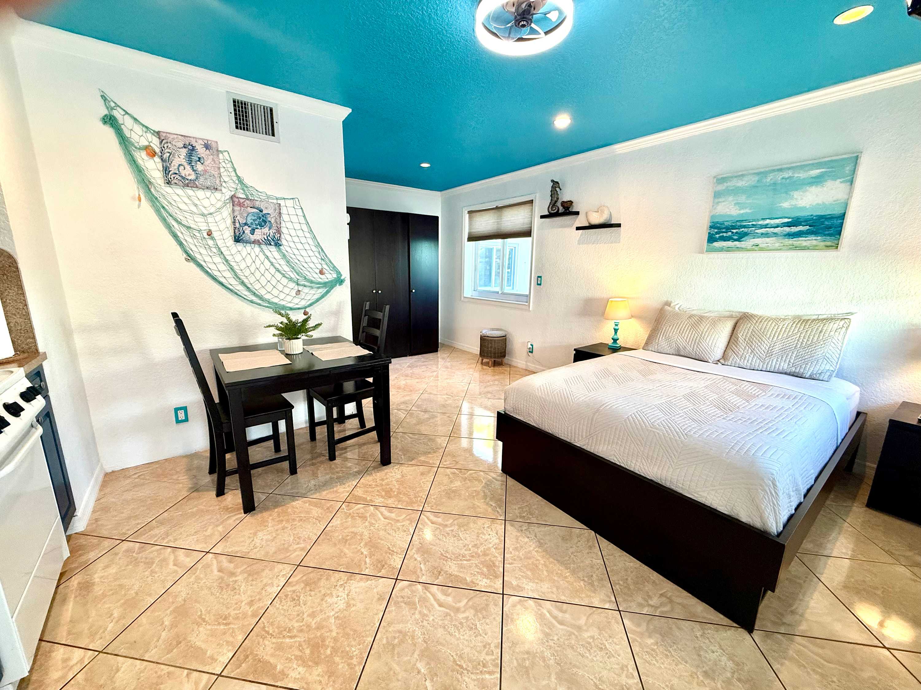 Under the Sea Escape, Beach vibes 