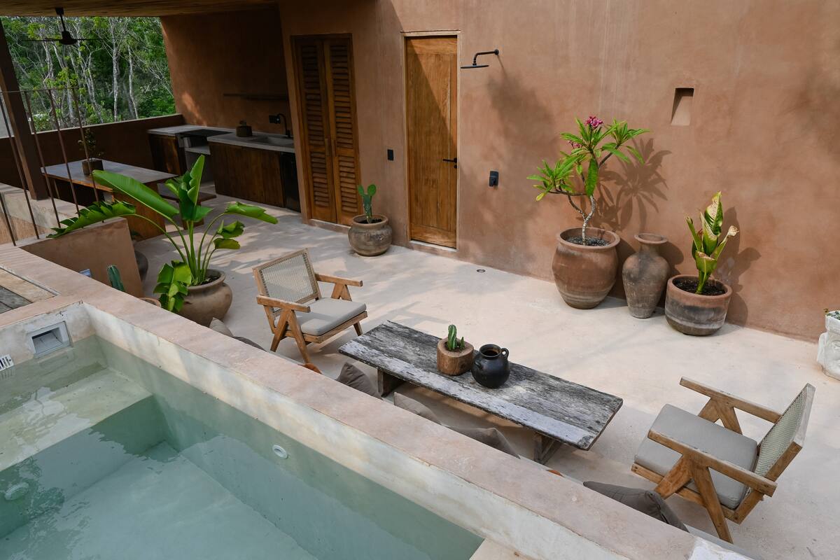 Piscina privada en la azotea cubierta por la luz del sol.