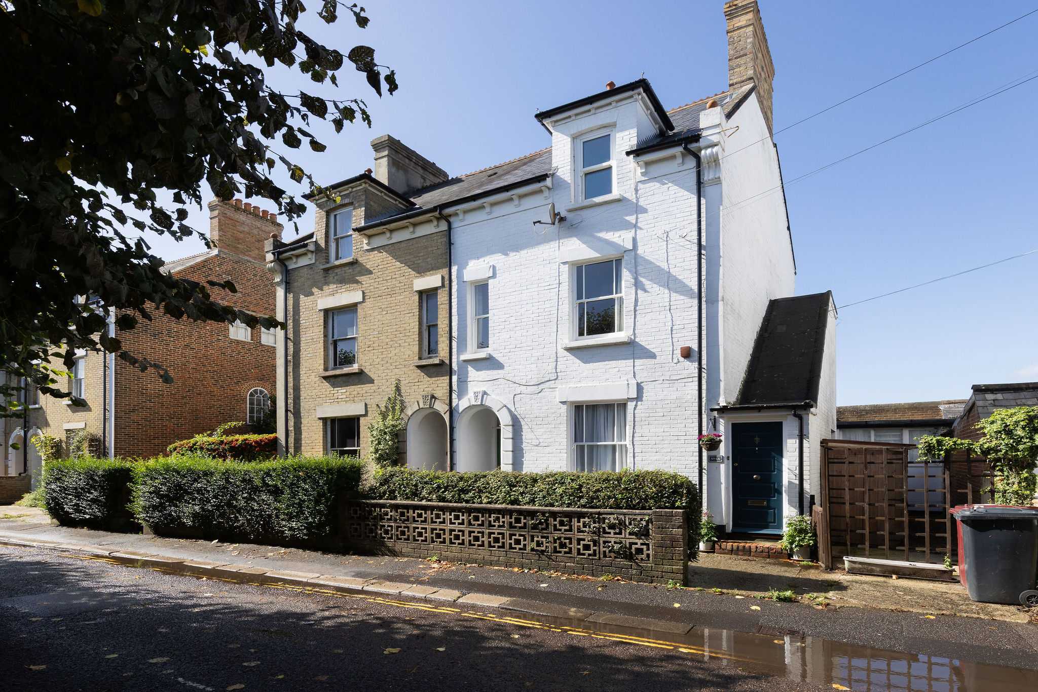 Tucked away along a peaceful road just 5 minutes’ stroll from Chichester’s historic city centre, is the perfect property for busines or leisure!