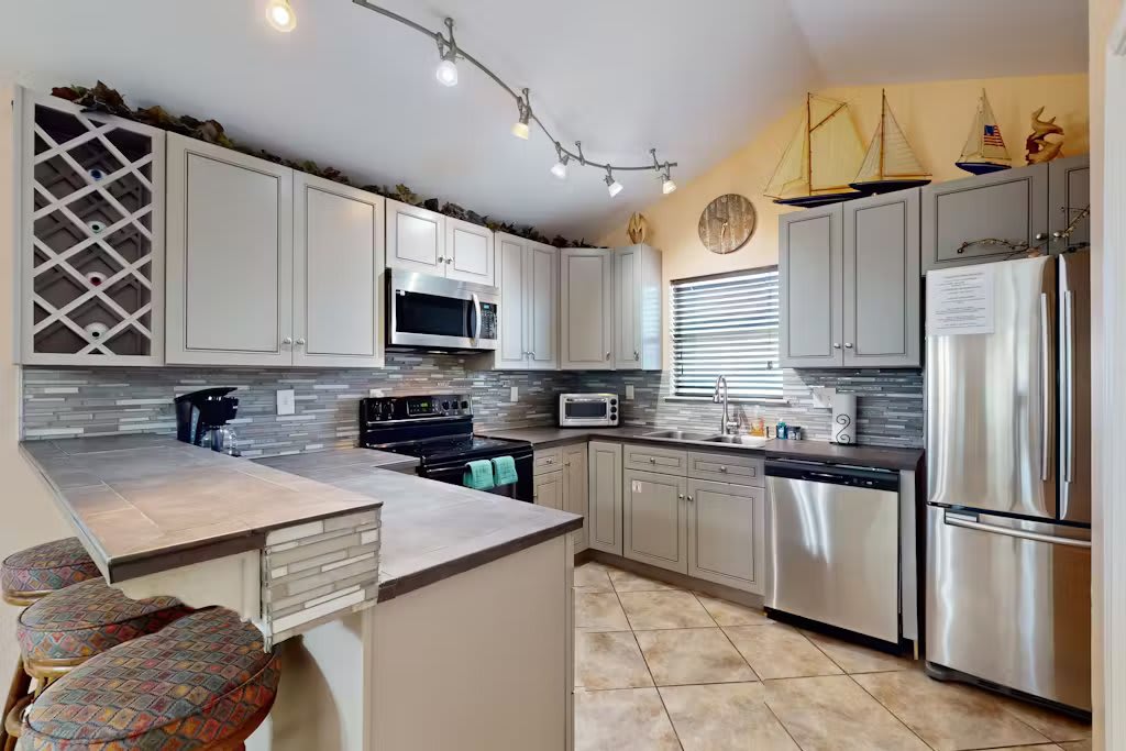 Dogs, Boat Parking, Beach Access | Sunflower Hello