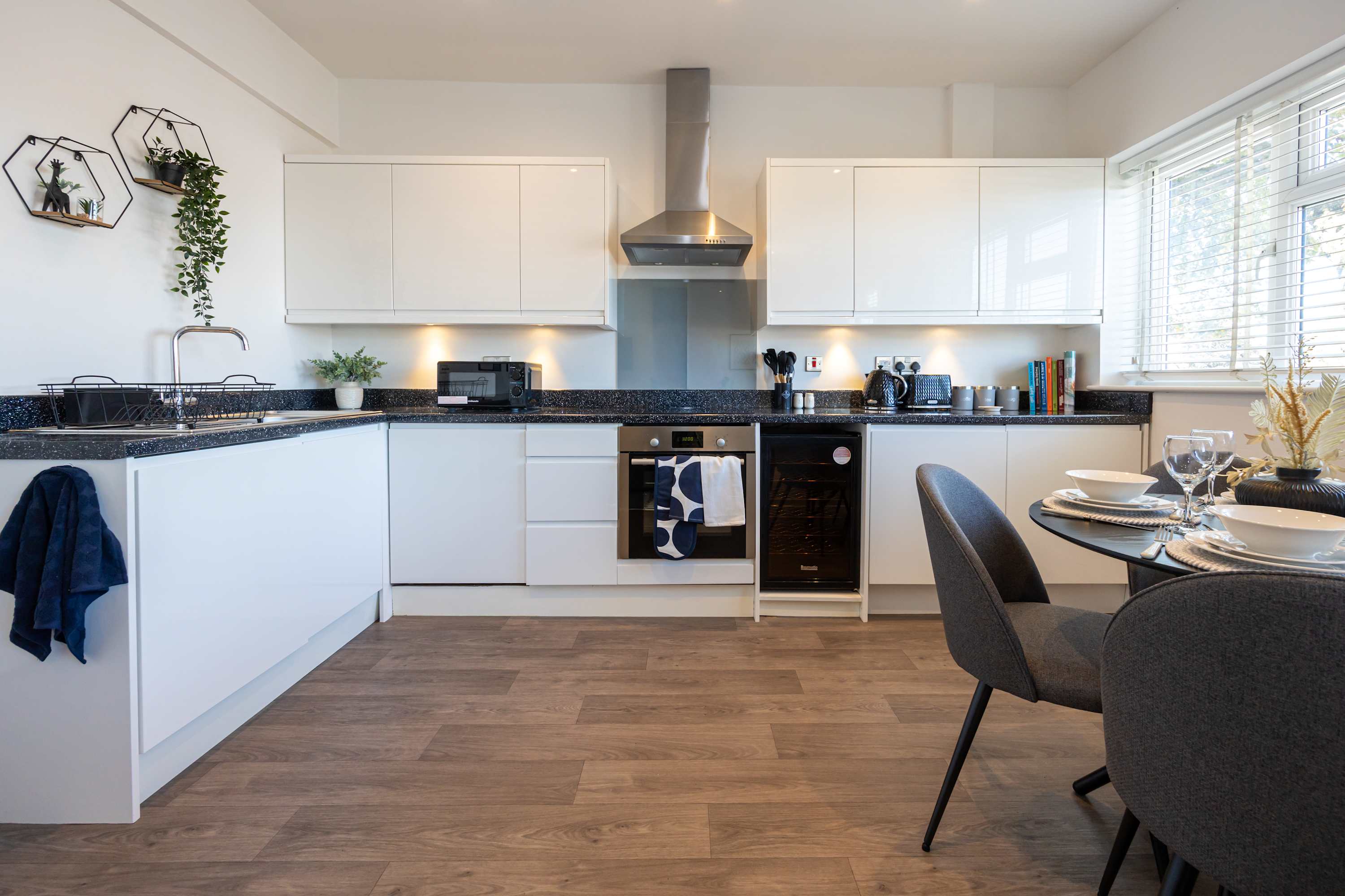 Cosy apartment in the heart of Sale in Ashton Lane M33 6WQ - Property image 29 - VivreStays