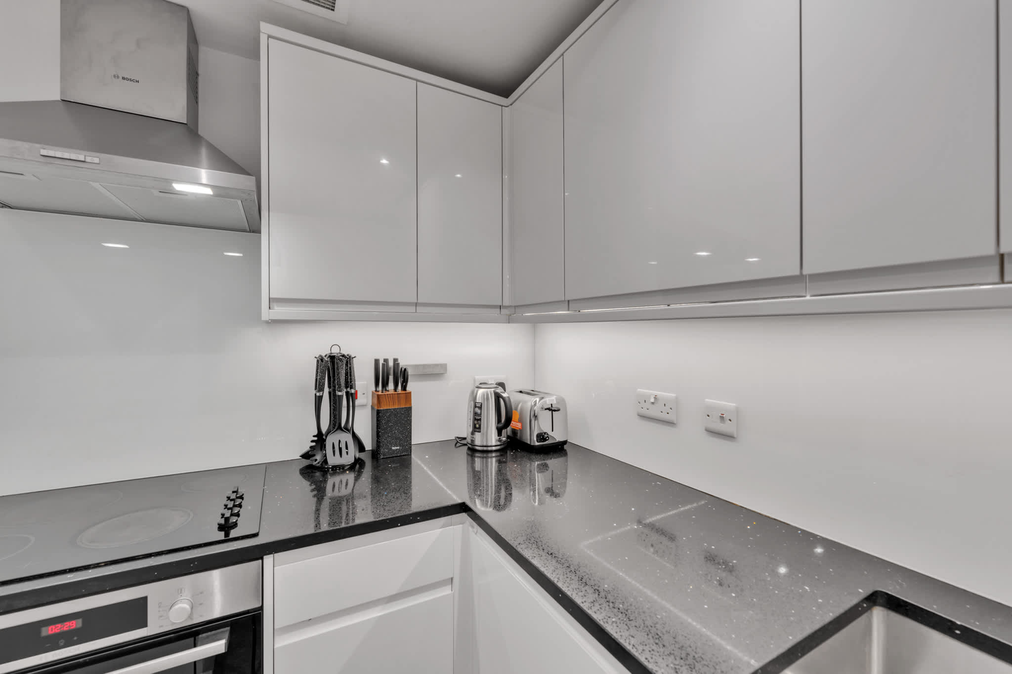 Luxury 3-Bedroom apartment next to Harrods in Beaufort Gardens SW3 1QQ - Property image 15 - VivreStays