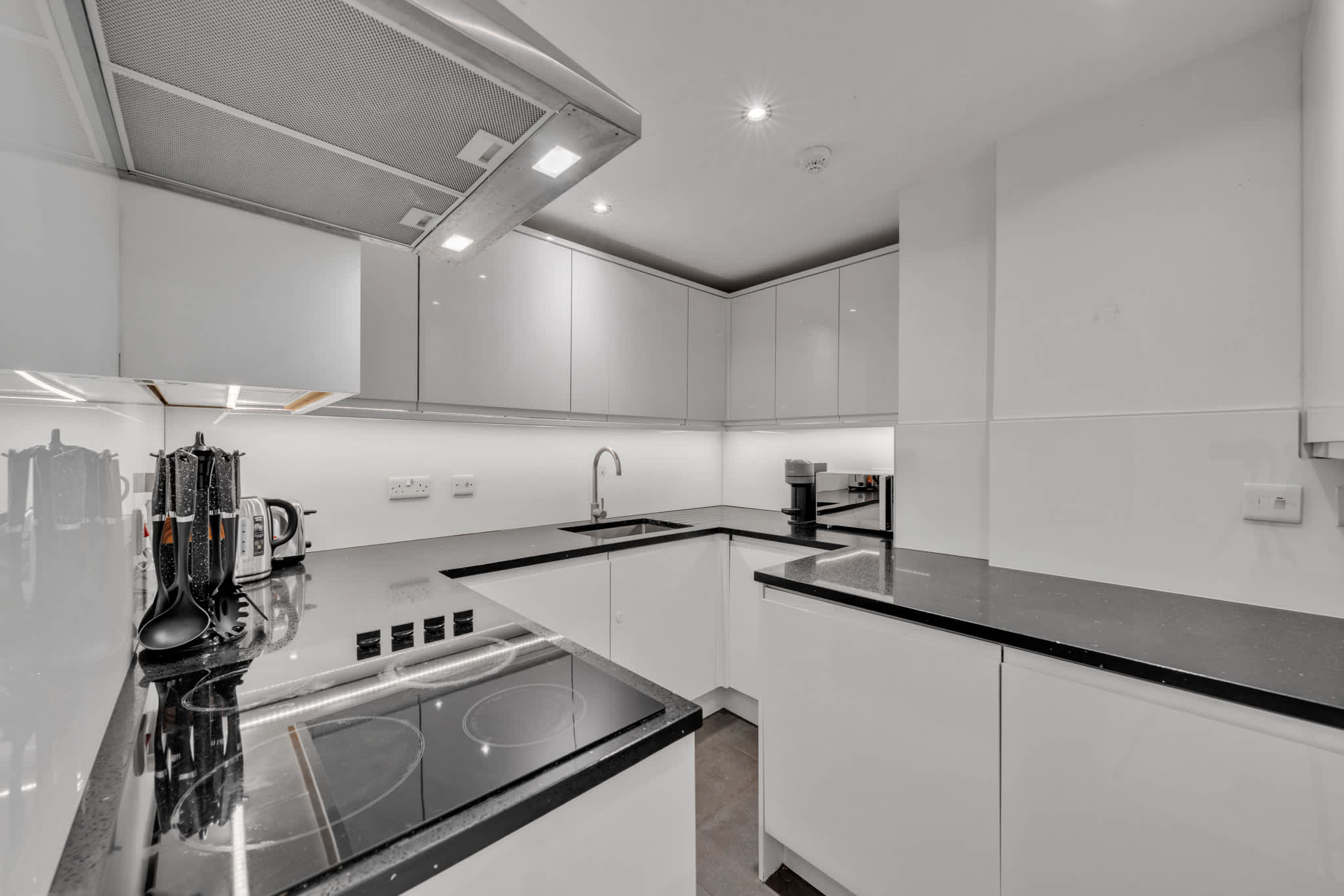 Luxury 3-Bedroom apartment next to Harrods in Beaufort Gardens SW3 1QQ - Property image 21 - VivreStays