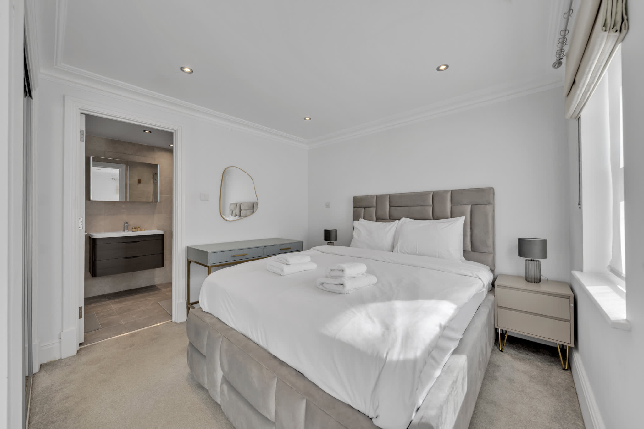 Luxury 3-Bedroom apartment next to Harrods in Beaufort Gardens SW3 1QQ - Property image 4 - VivreStays