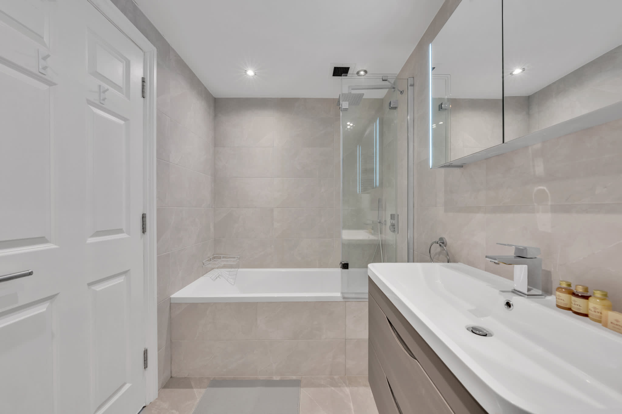 Luxury 3-Bedroom apartment next to Harrods in Beaufort Gardens SW3 1QQ - Property image 22 - VivreStays