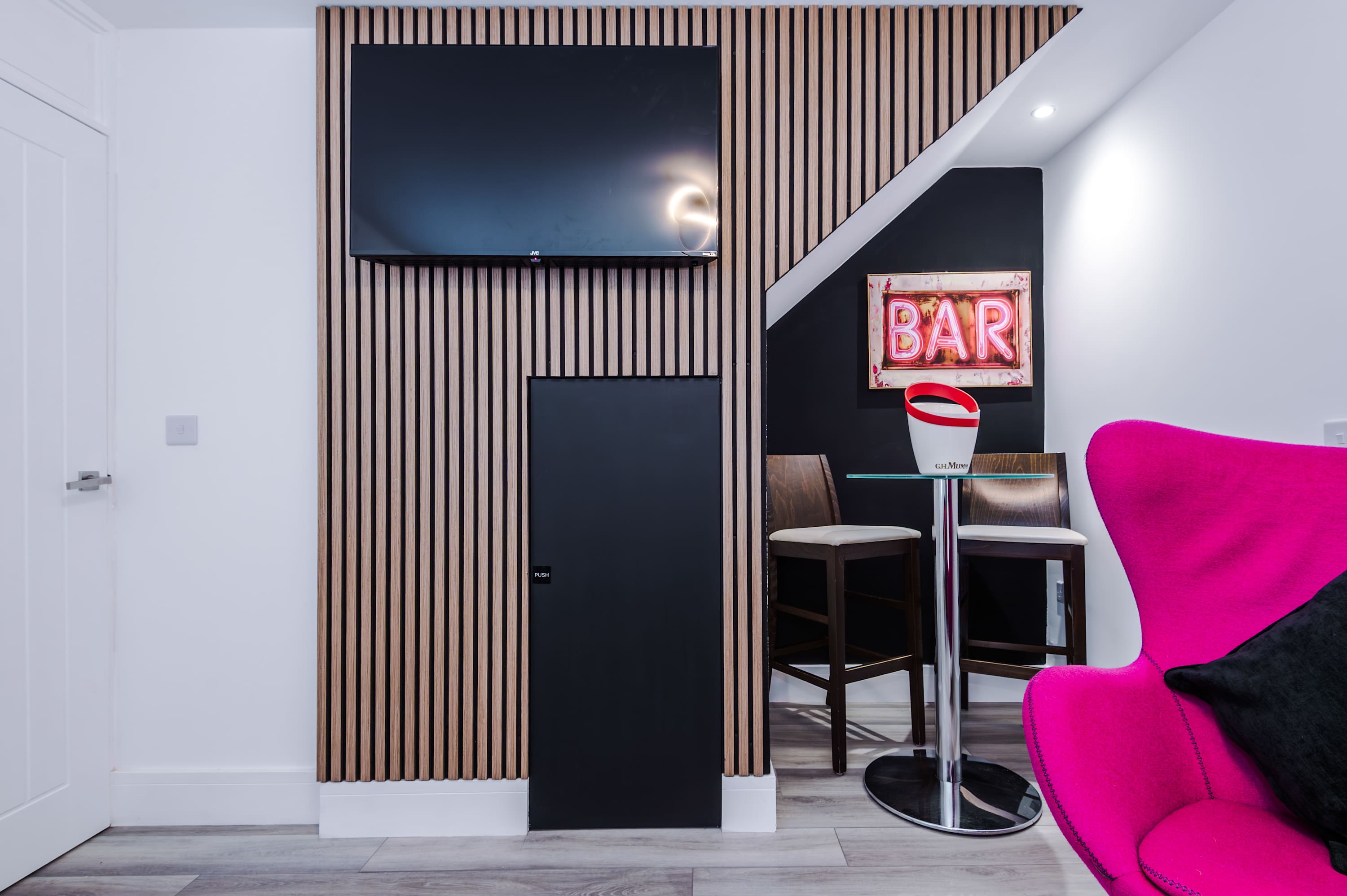 Minutes to the Coop Live Arena & Etihad Stadium - Free Parking with EV