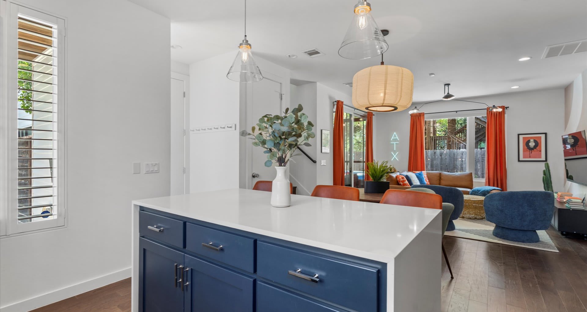 Contemporary kitchen with centred island 