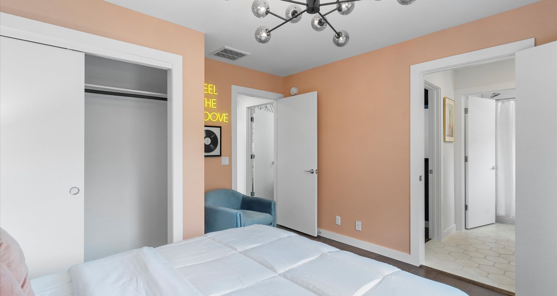 Elegant queen bedroom with en-suite bathroom