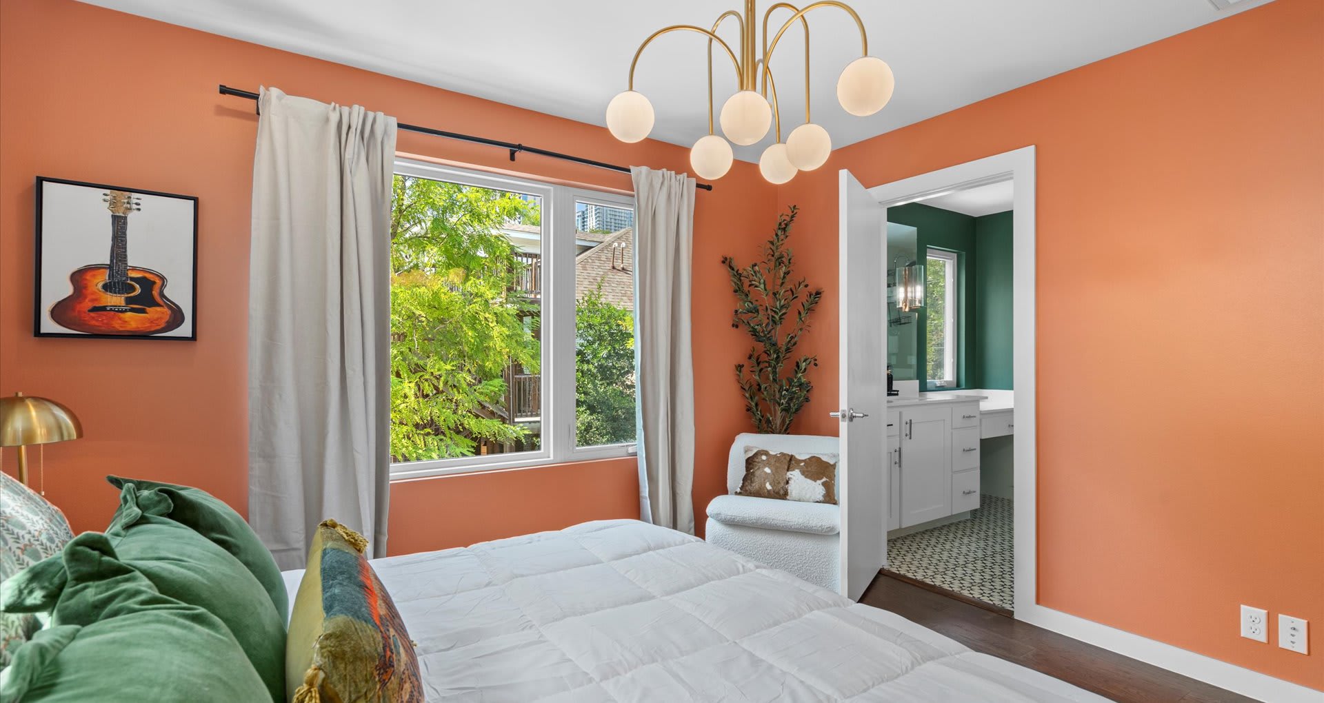 Tranquil Queen Bedroom with en-suite bathroom
