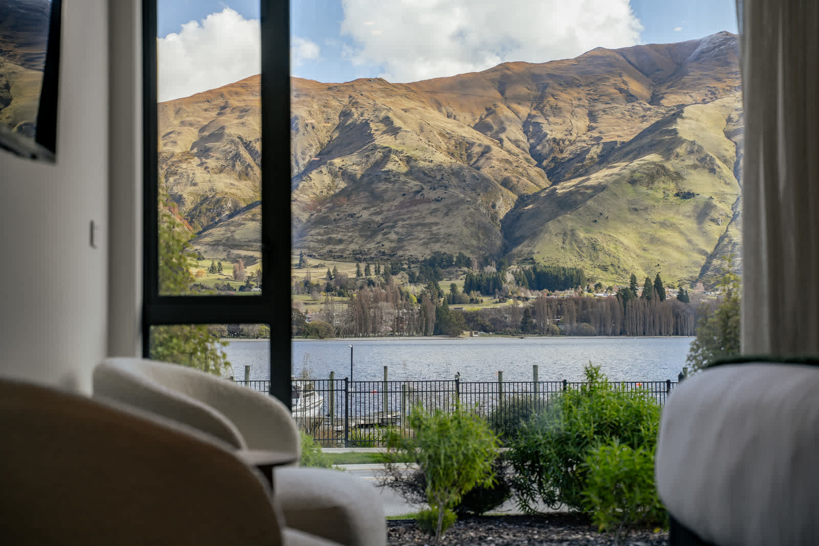Luxury Lakefront Studio with Stunning Views