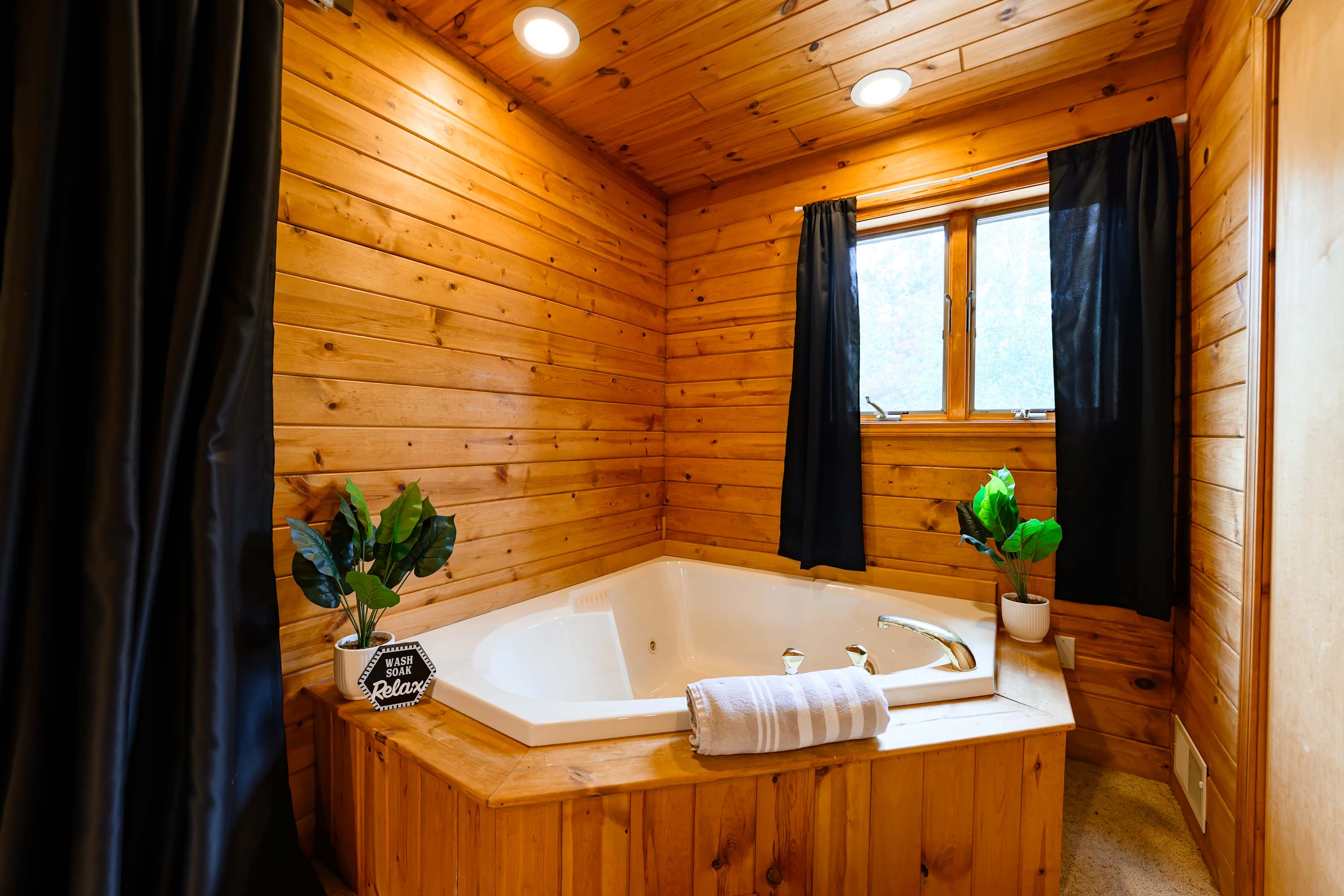 Inviting Outdoor Space And Cozy Living Area - Charming Family Retreat - Gaylord, MI