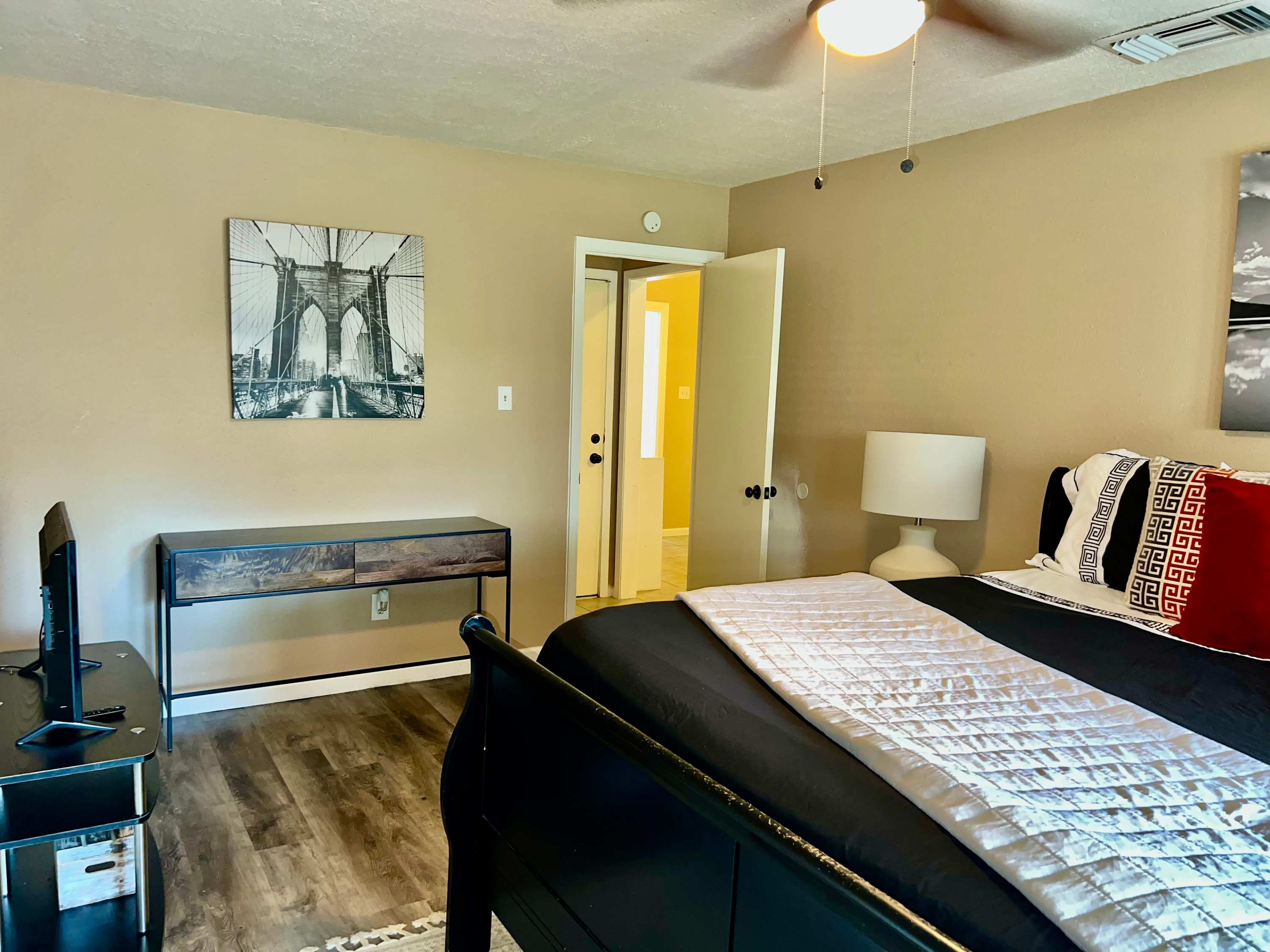 relax and sleep in your king size bed with smart TV and on-suite bathroom for your entire privacy