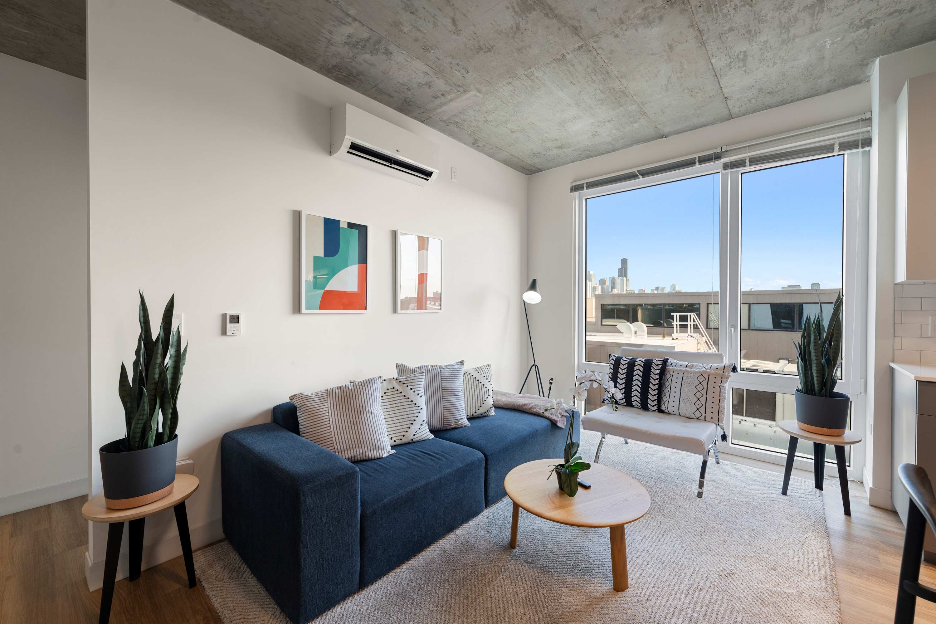 Bright 3BR Stylish Apartment Near North Ave Shops — Chicago, IL — vacation rental