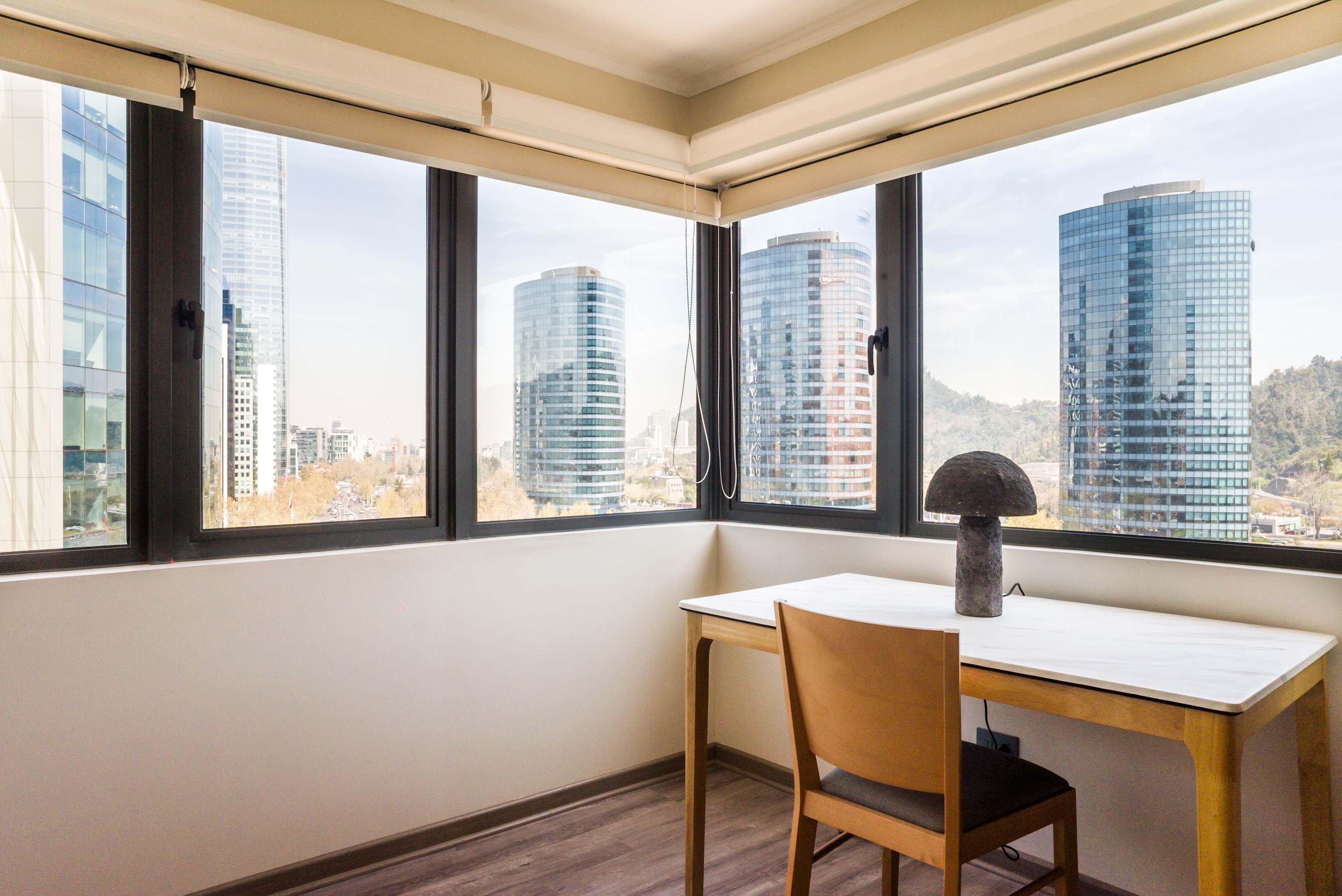 Work or study with an unparalleled view. Our dedicated office nook offers a functional workspace and an inspiring, panoramic vista of the city and its stunning skyline. It's the perfect spot to boost your productivity!