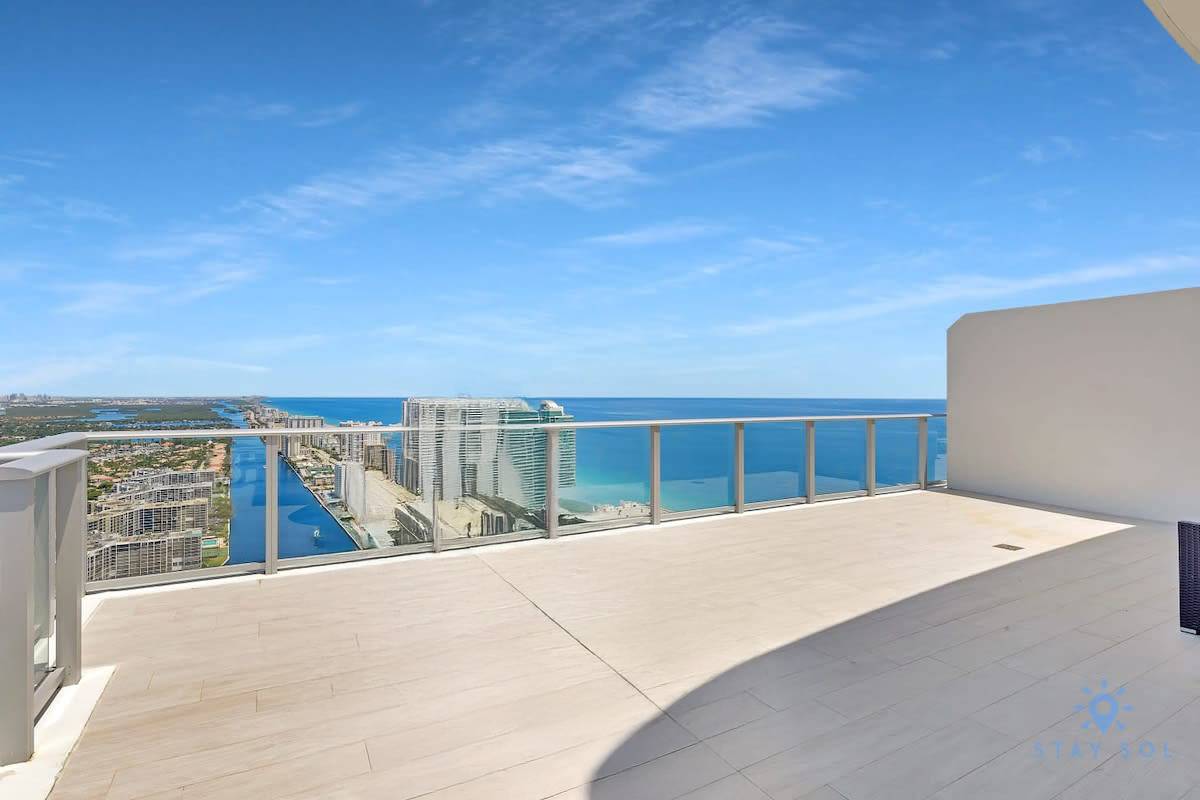 Charming Penthouse Views + Free Parking