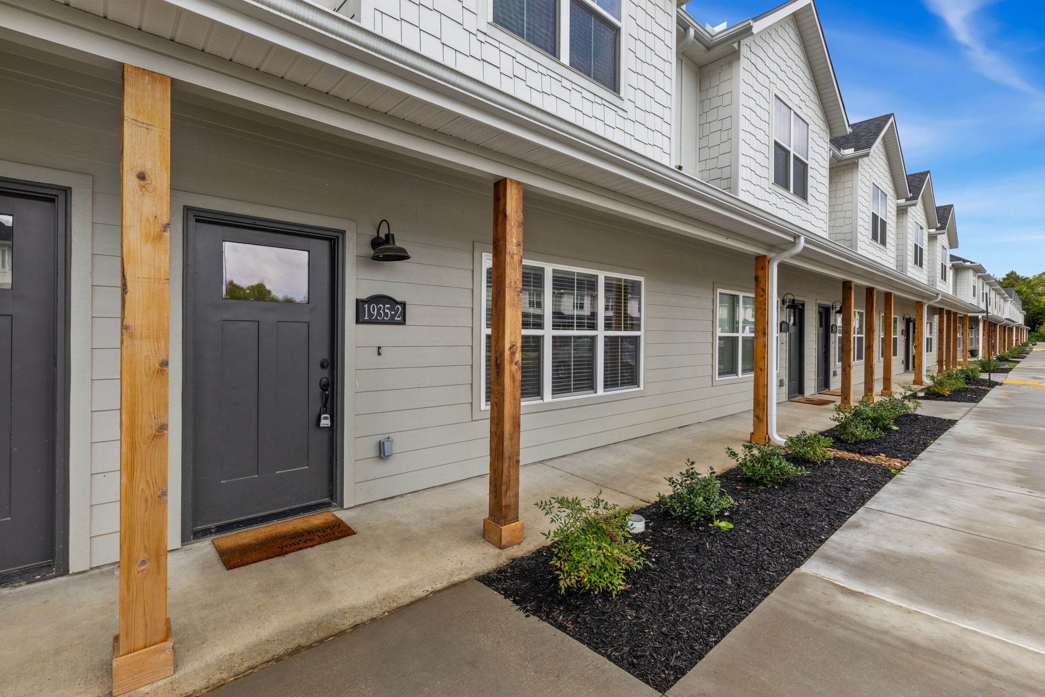 The Outfield-30+ day stays only!-2mi to Downtown 3