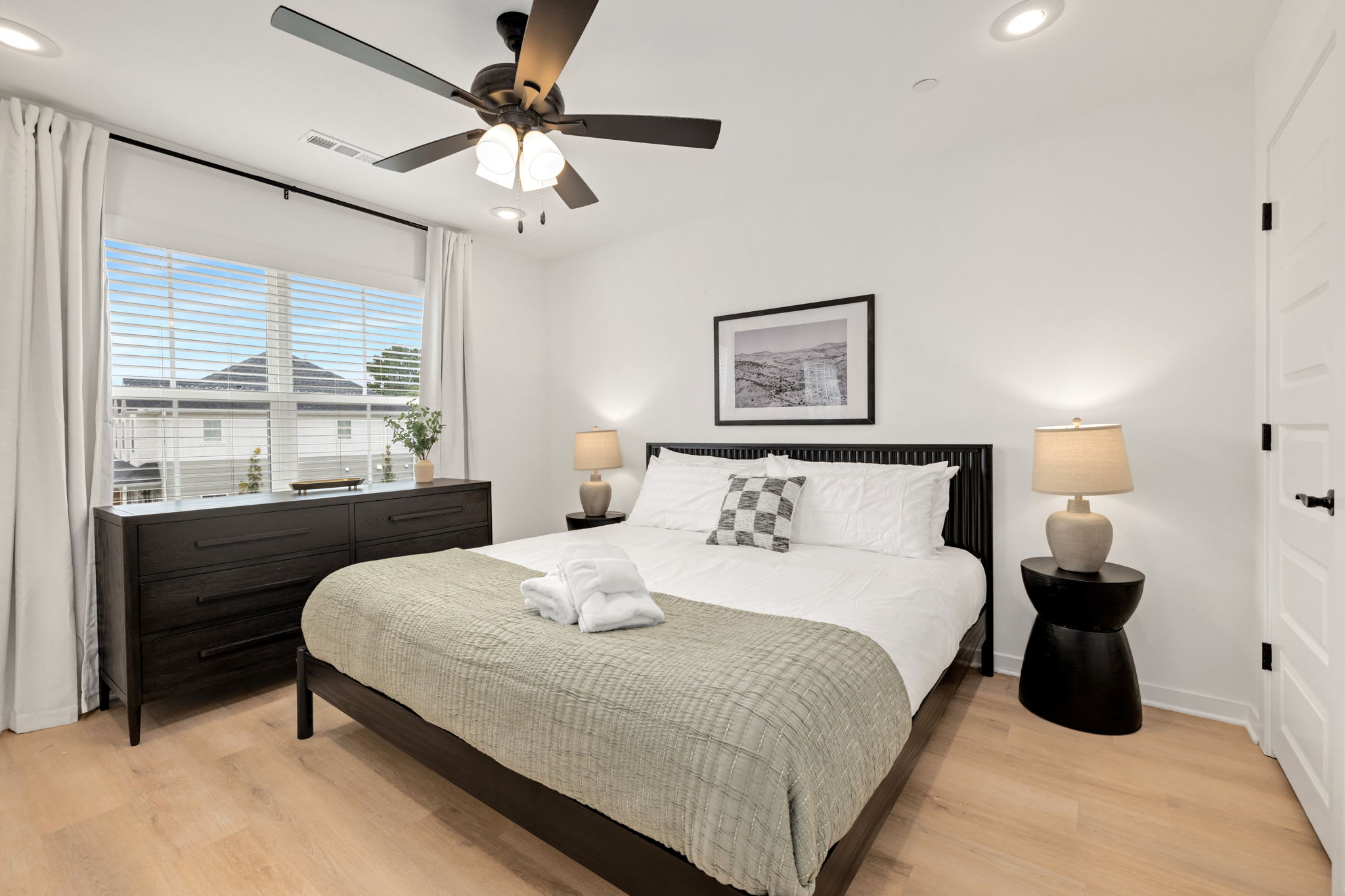 The Outfield-30+ day stays only!-2mi to Downtown 4