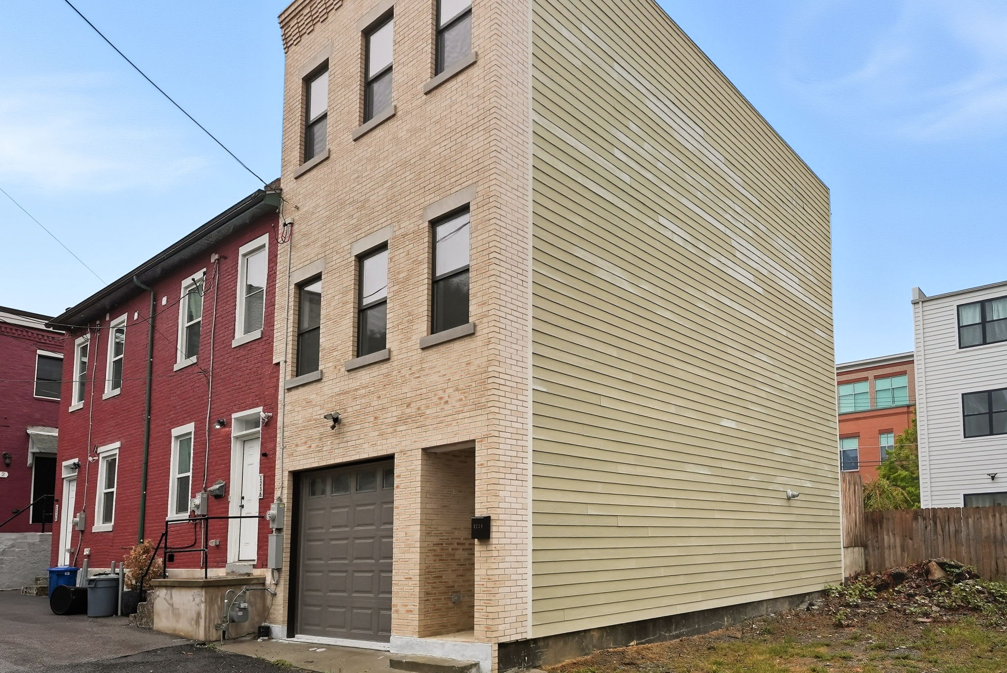 Spacious Duplex With Modern Kitchen And High-speed Internet - Inviting Retreat - Pittsburgh, PA